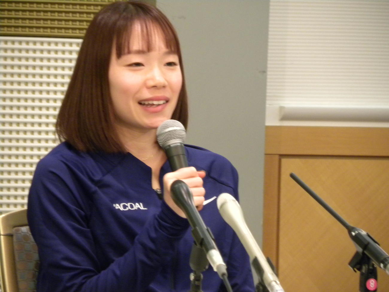 大阪国際女子マラソンの一夜明け会見で思いを語るワコールの一山麻緒（撮影・松本航）