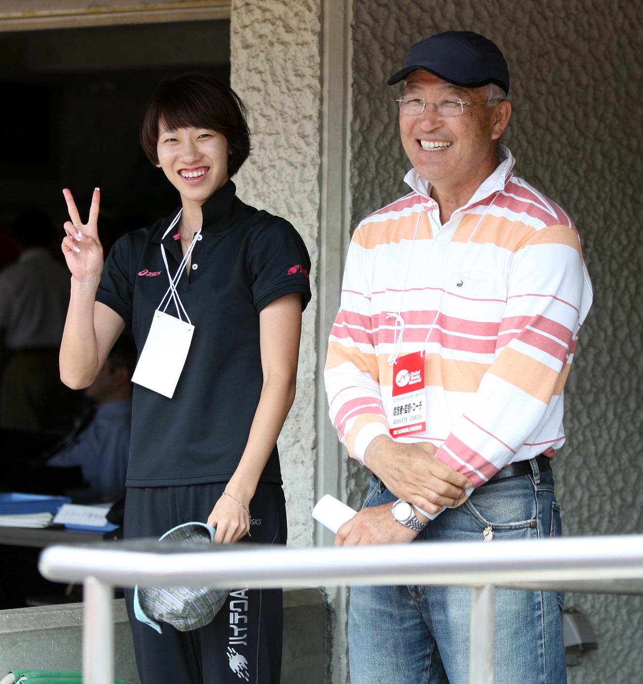 福島千里、右は中村宏之監督（2009年7月12日）