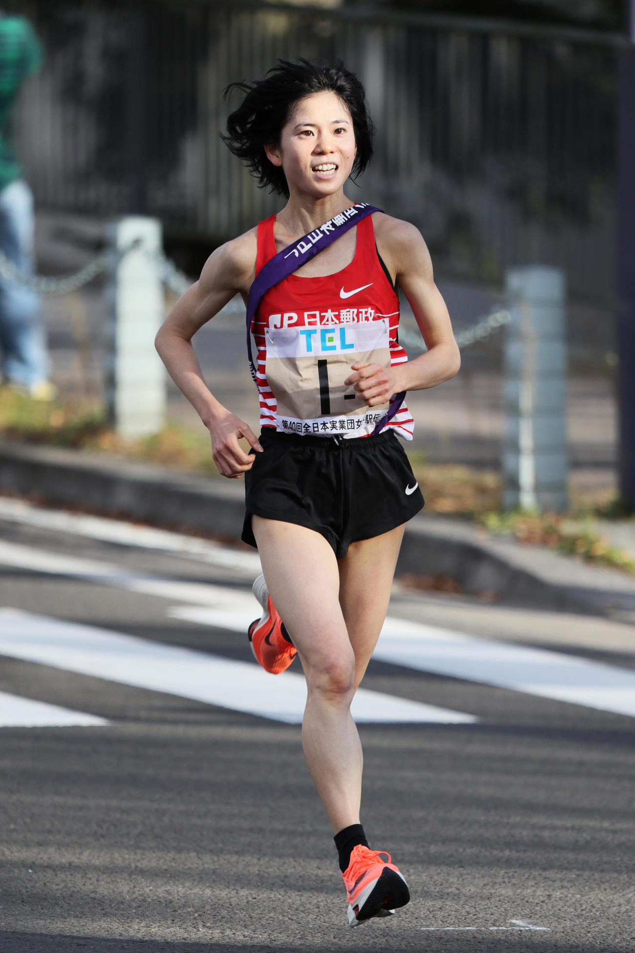 クイーンズ駅伝　トップで走る日本郵政グループの5区鈴木亜由子（2020年11月22日撮影）