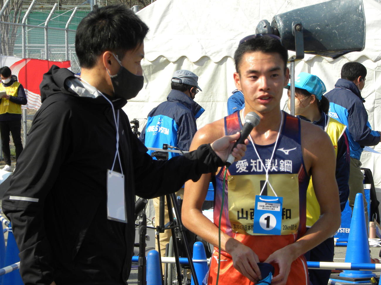 陸上の日本選手権男子20キロ競歩を制し、インタビューを受ける山西利和（右）（撮影・松本航）