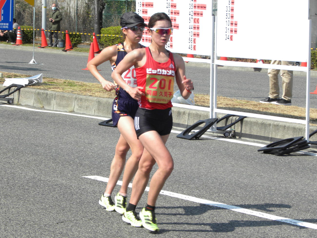 陸上の日本選手権女子20キロ競歩で競り合う岡田久美子（右）と藤井菜々子（撮影・松本航）