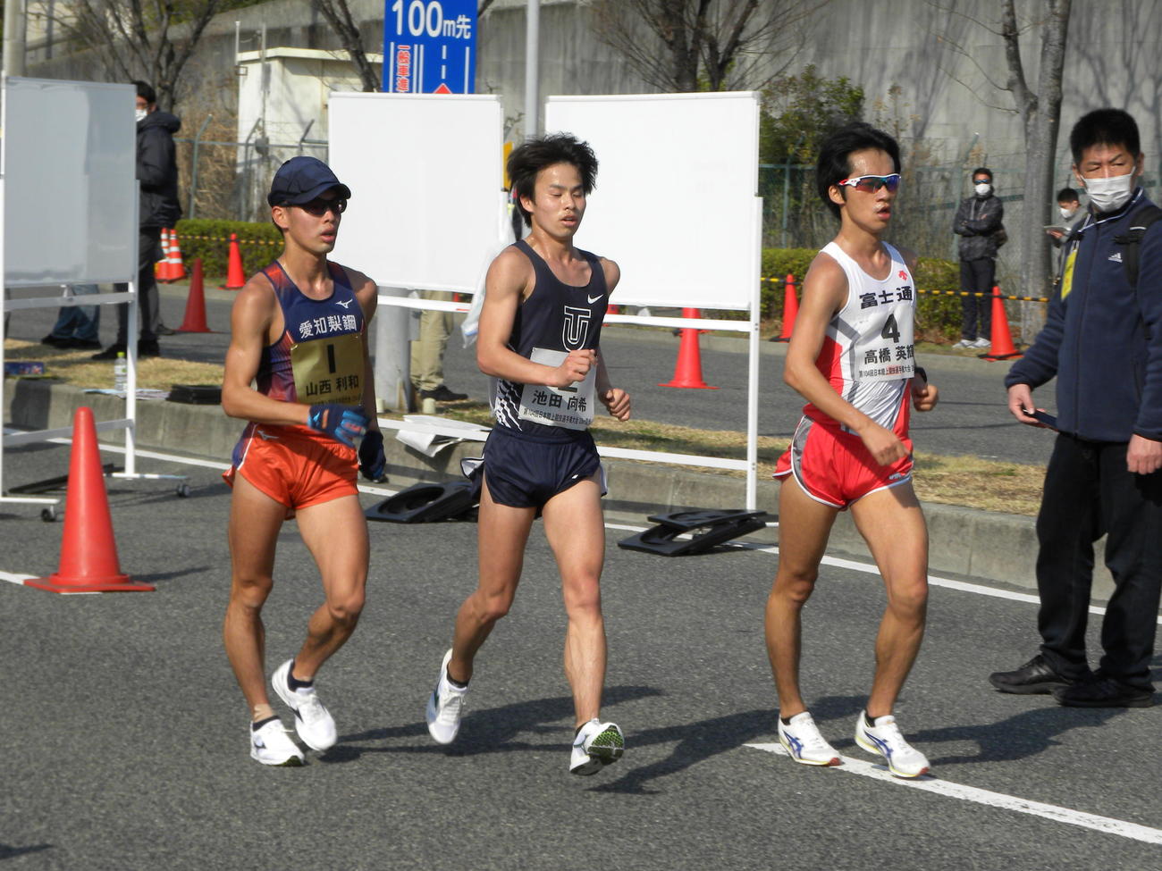 陸上の日本選手権男子20キロ競歩で先頭集団を形成する左から山西利和、池田向希、高橋英輝（撮影・松本航）