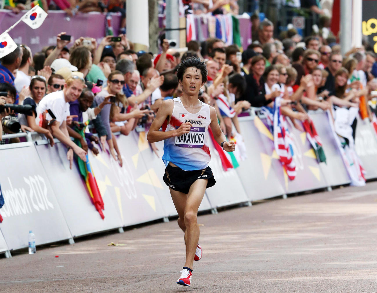 2012年ロンドン五輪・男子マラソン　2時間11分16秒の6位でゴールする中本健太郎（2012年8月12日撮影）