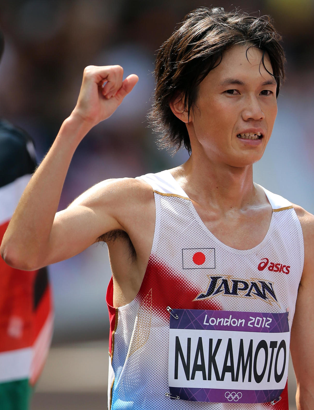 2012年ロンドン五輪・男子マラソン　2時間11分16秒の6位でゴールし、ガッツポーズする中本健太郎（2012年8月12日撮影）