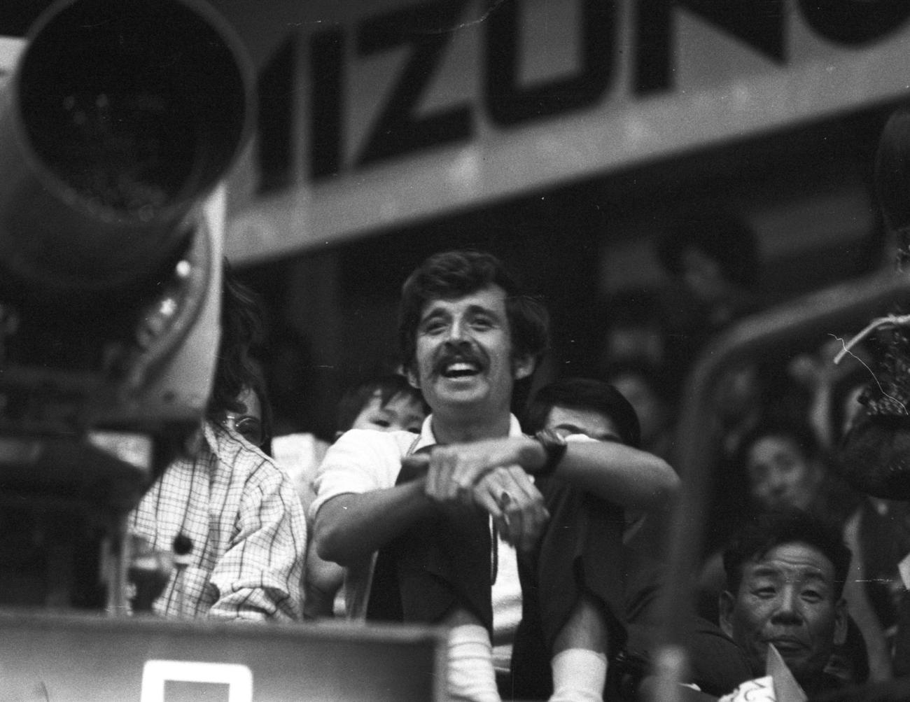 1973年3月19日、大好きな大相撲を観戦するフランク・ショーター