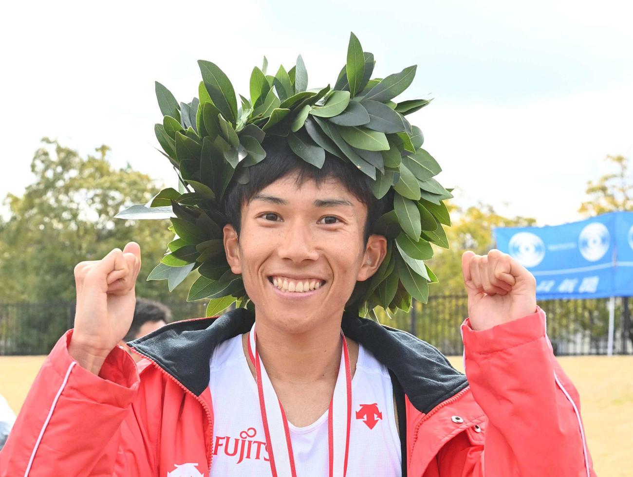 びわ湖毎日マラソン大会を制し笑顔を見せる鈴木健吾選手（撮影・上田博志）