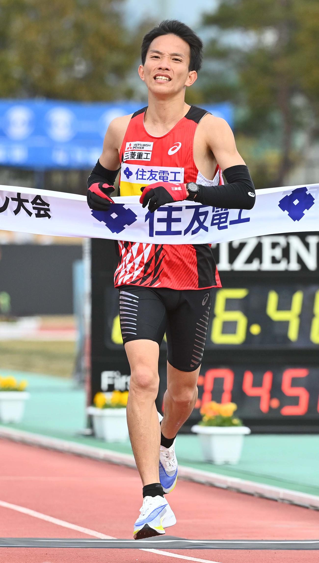びわ湖毎日マラソン大会4位でゴールする井上大仁（撮影・上田博志）