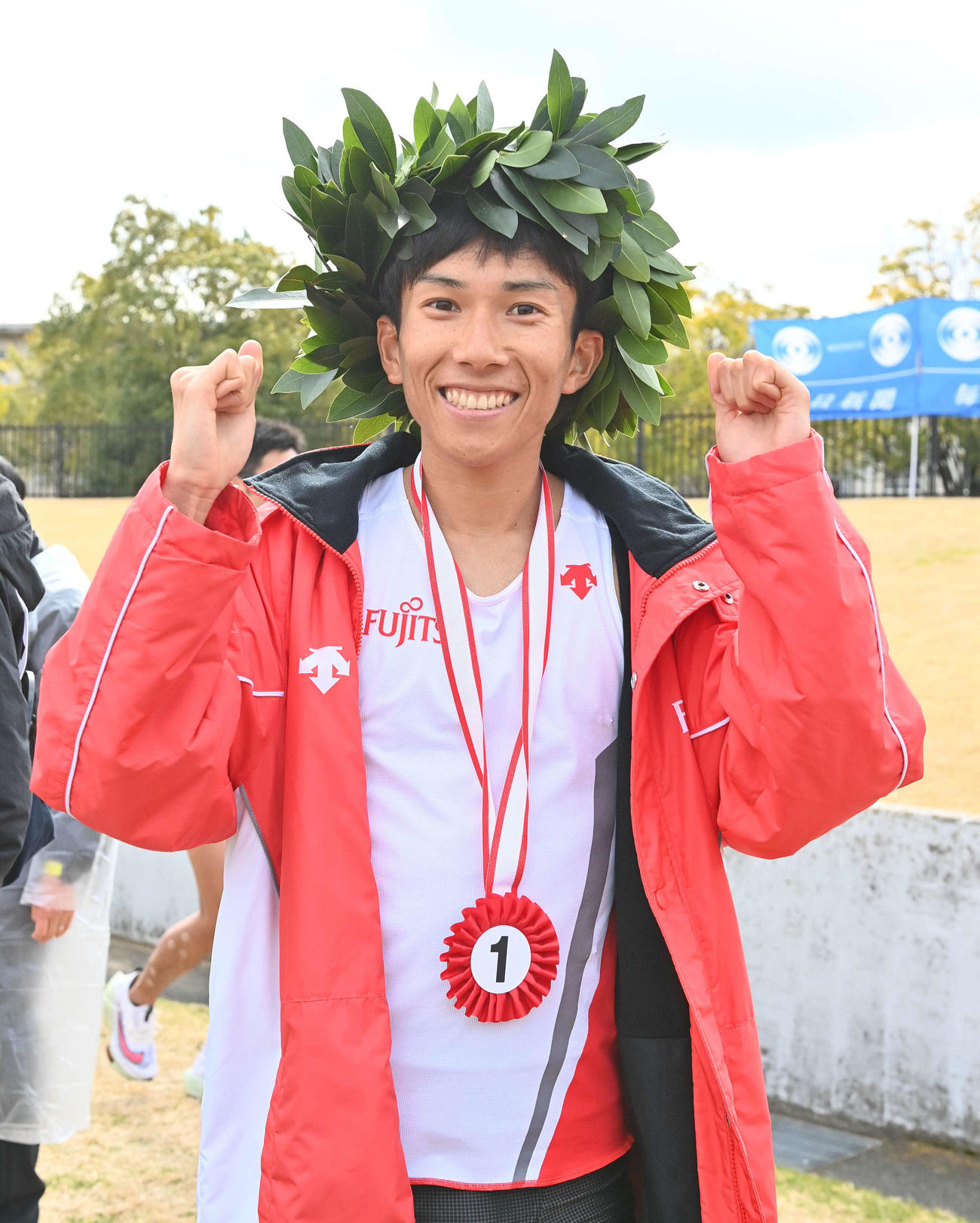 日本新記録をマークしてびわ湖毎日マラソン大会を制し笑顔を見せる鈴木健吾（撮影・上田博志）