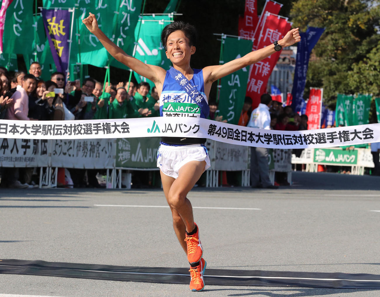 17年11月、両手を広げ全日本大学駅伝優勝のゴールテープを切る神奈川大・鈴木健吾