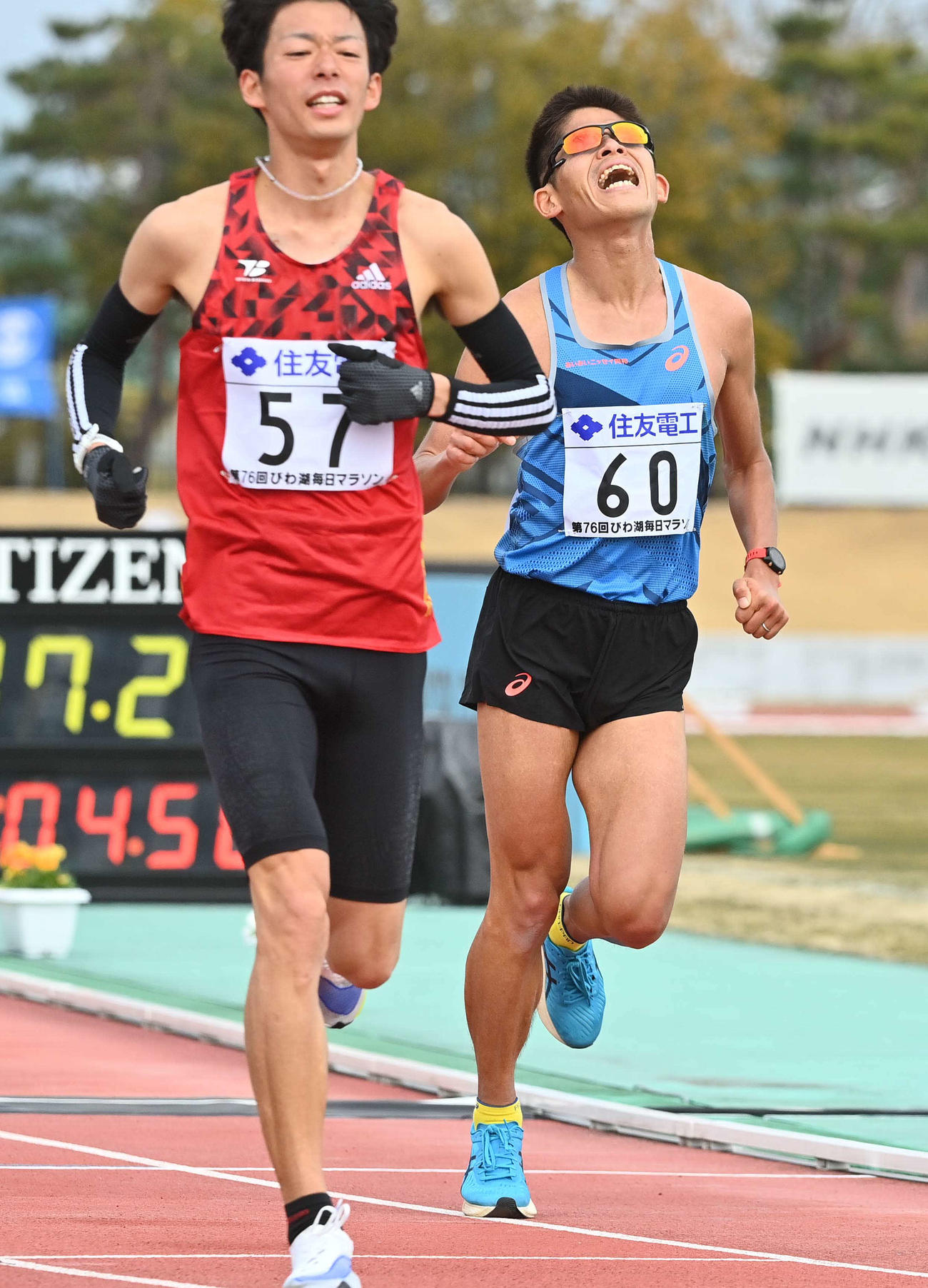 10位でゴールした川内優輝（右）（撮影・上田博志）