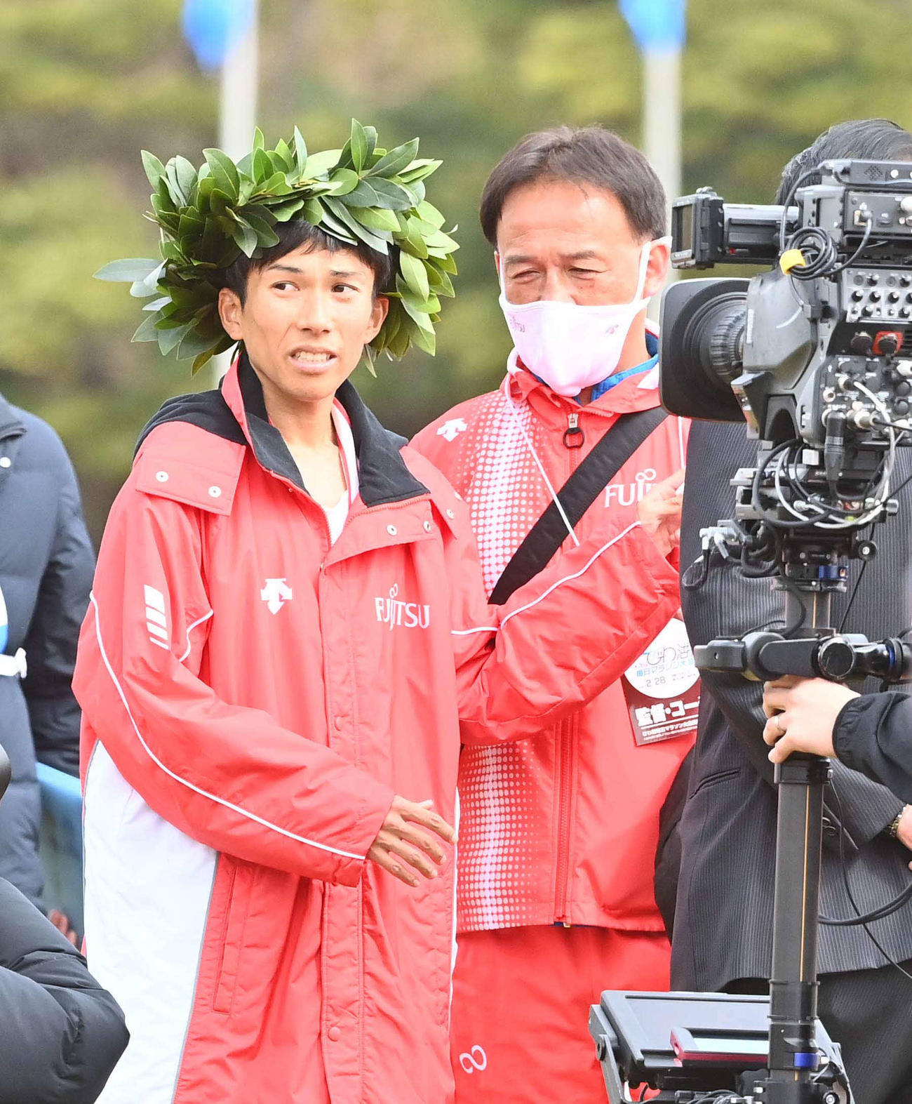 びわ湖毎日マラソン大会を日本新記録で制した鈴木（左）をねぎらう福嶋監督（撮影・上田博志）