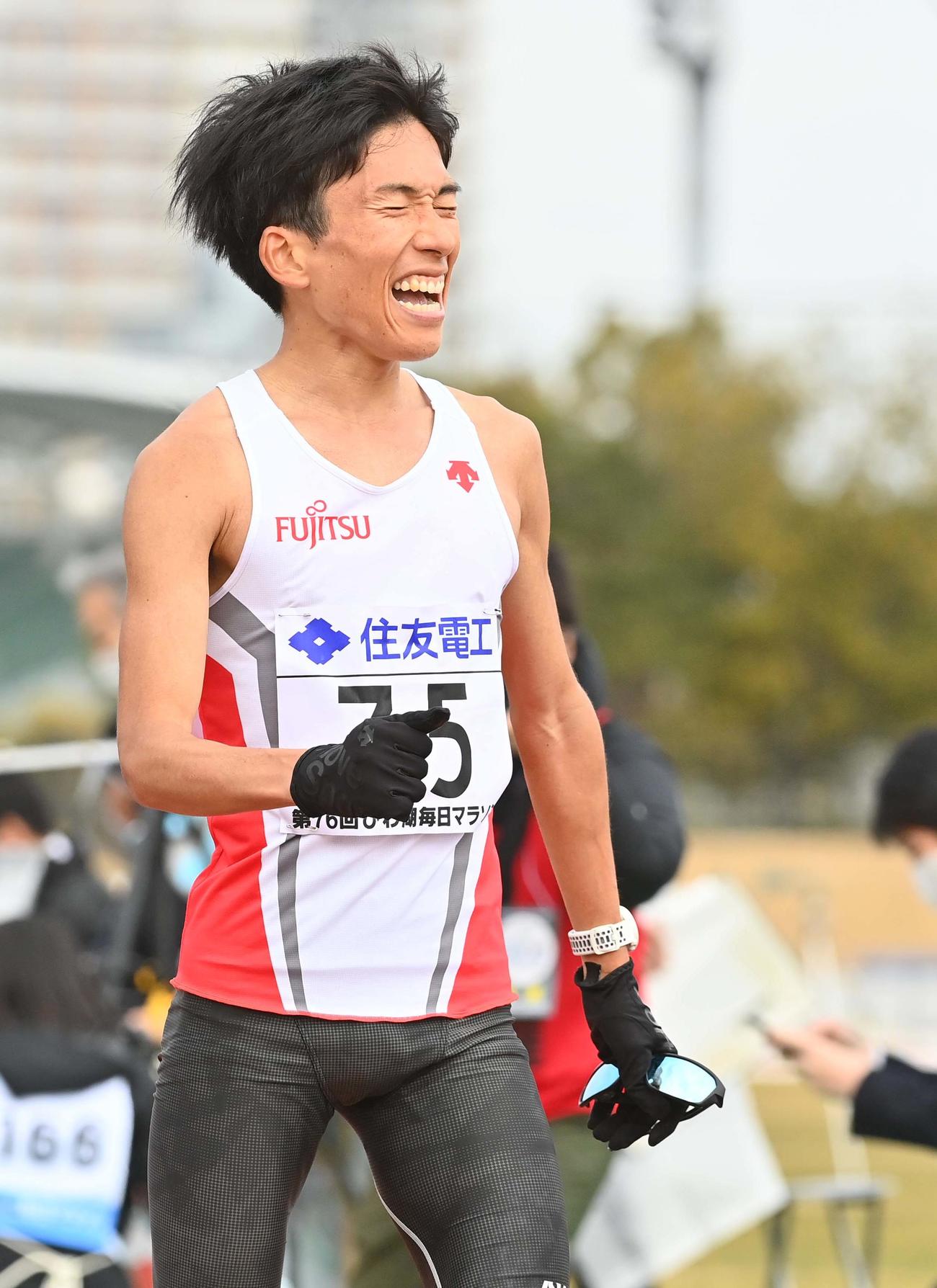 2時間4分56秒の日本新記録で初優勝を果たした鈴木はゴール後、雄たけびを上げる（撮影・上田博志）