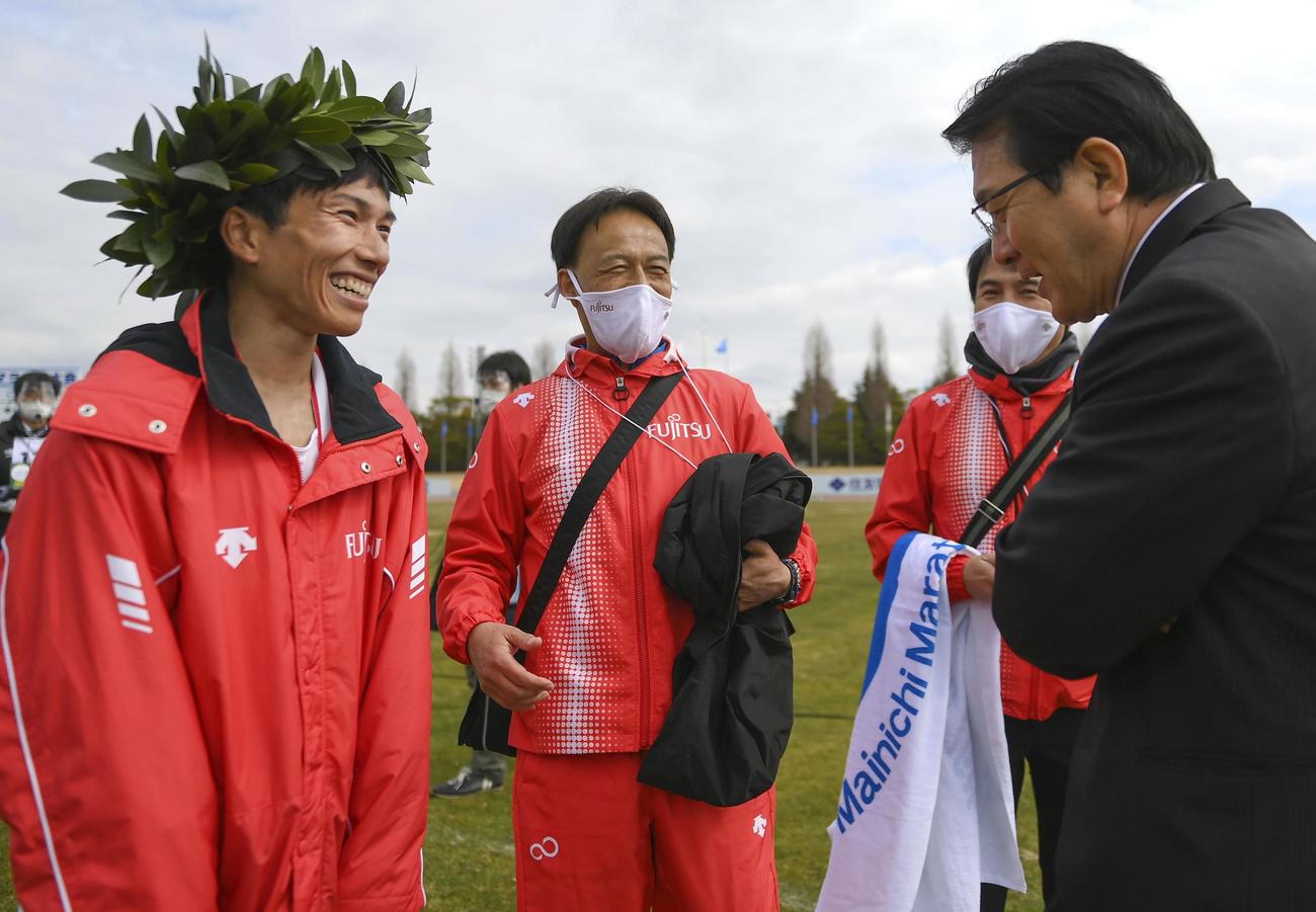 日本新記録で優勝し、日本陸連の瀬古マラソン強化戦略プロジェクトリーダー（右端）と笑顔で話す鈴木（左）（代表撮影）