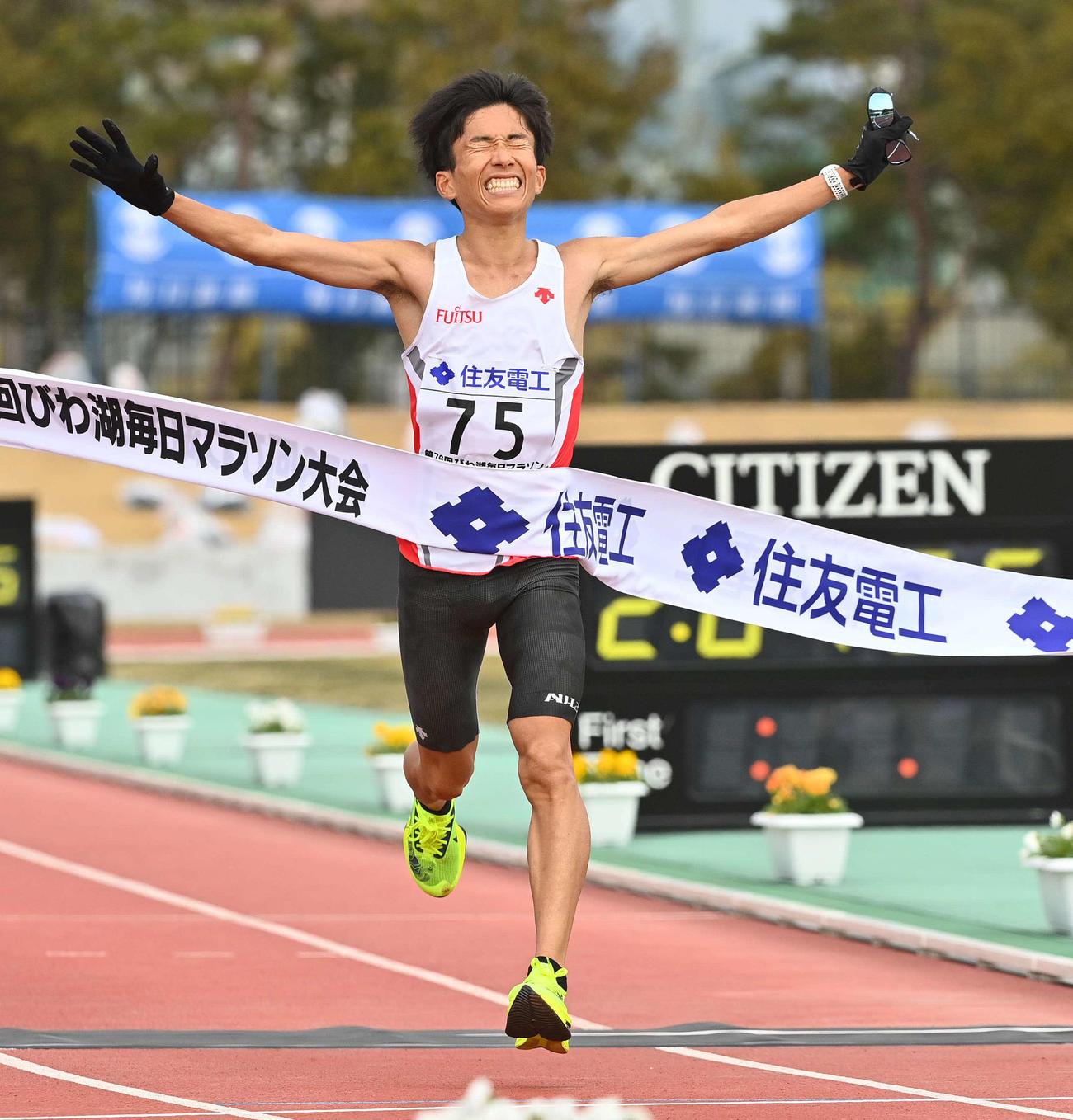 2時間4分56秒の日本新記録で初優勝を果たした鈴木は両手を広げてゴールする（撮影・上田博志）