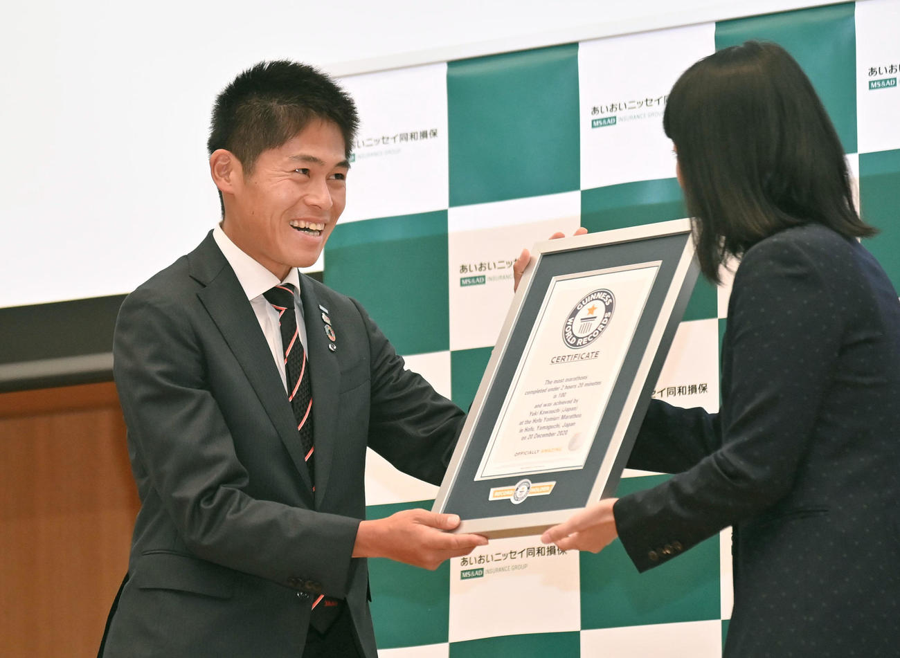ギネス認定証を受け取る川内優輝（左）（代表撮影）