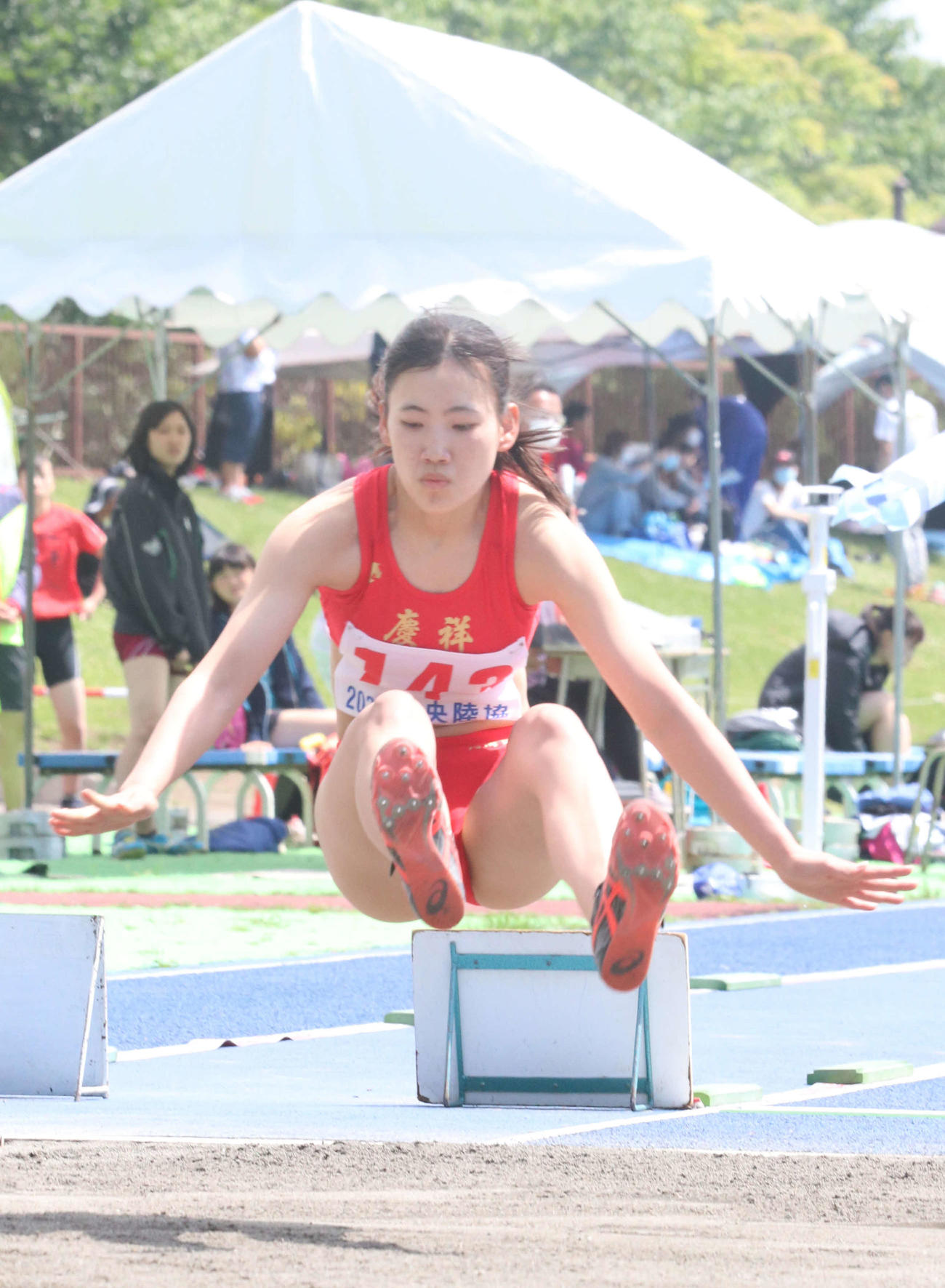 女子走り幅跳びの松田（撮影・浅水友輝）