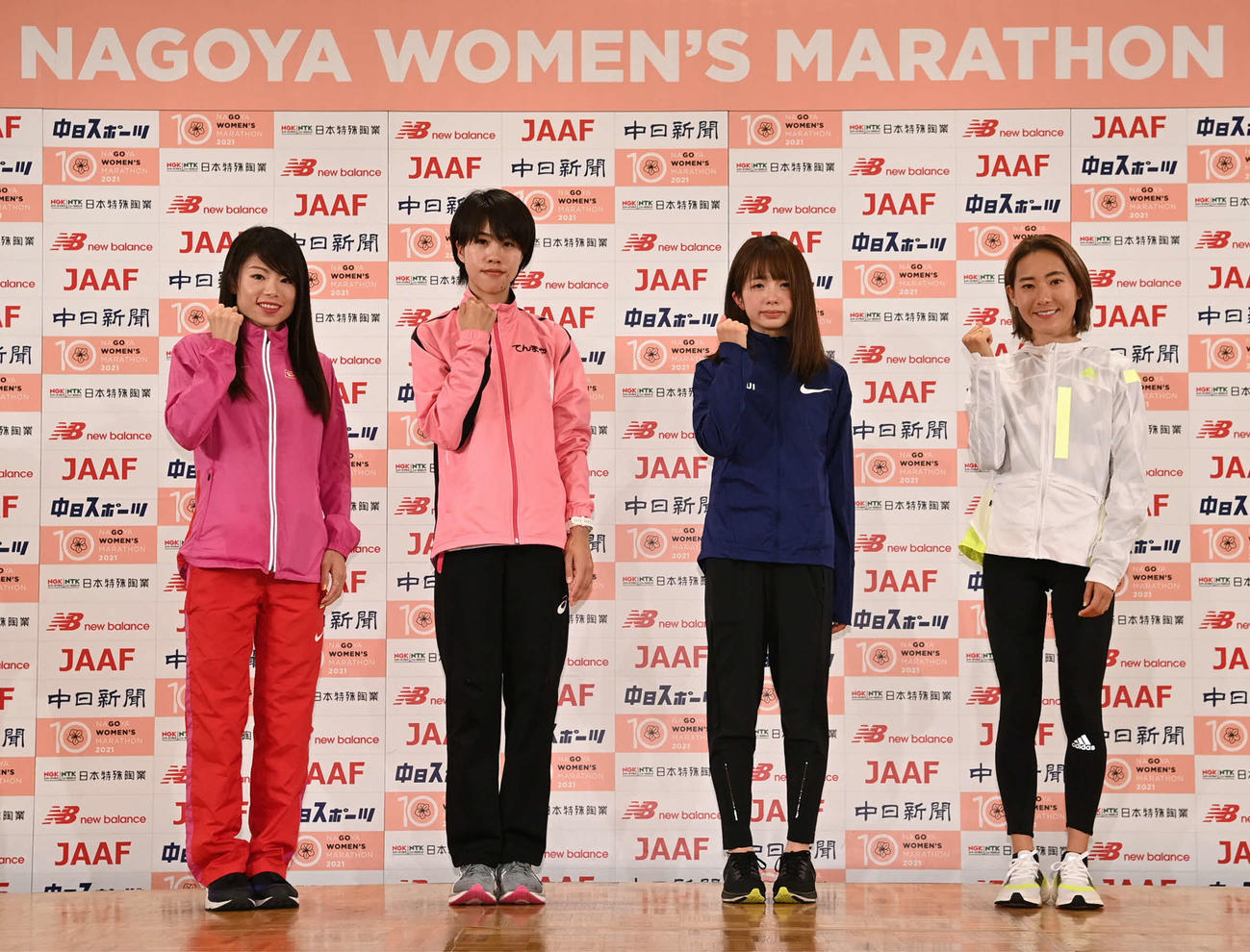 名古屋ウィメンズマラソンを前に、記者会見でポーズをとる、左から松田瑞生、小原怜、佐藤早也伽、岩出玲亜（代表撮影）