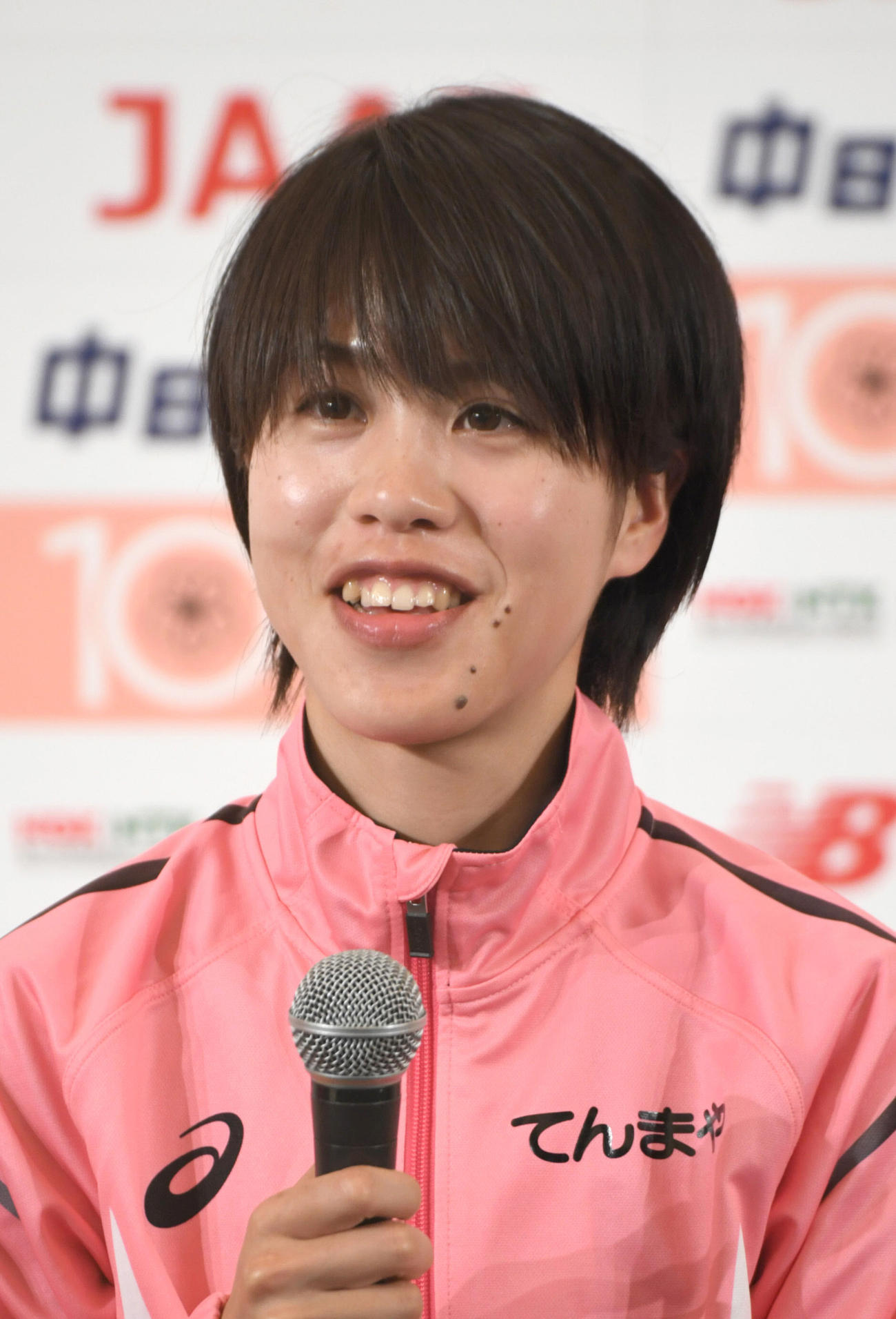 記者会見する小原怜（代表撮影）