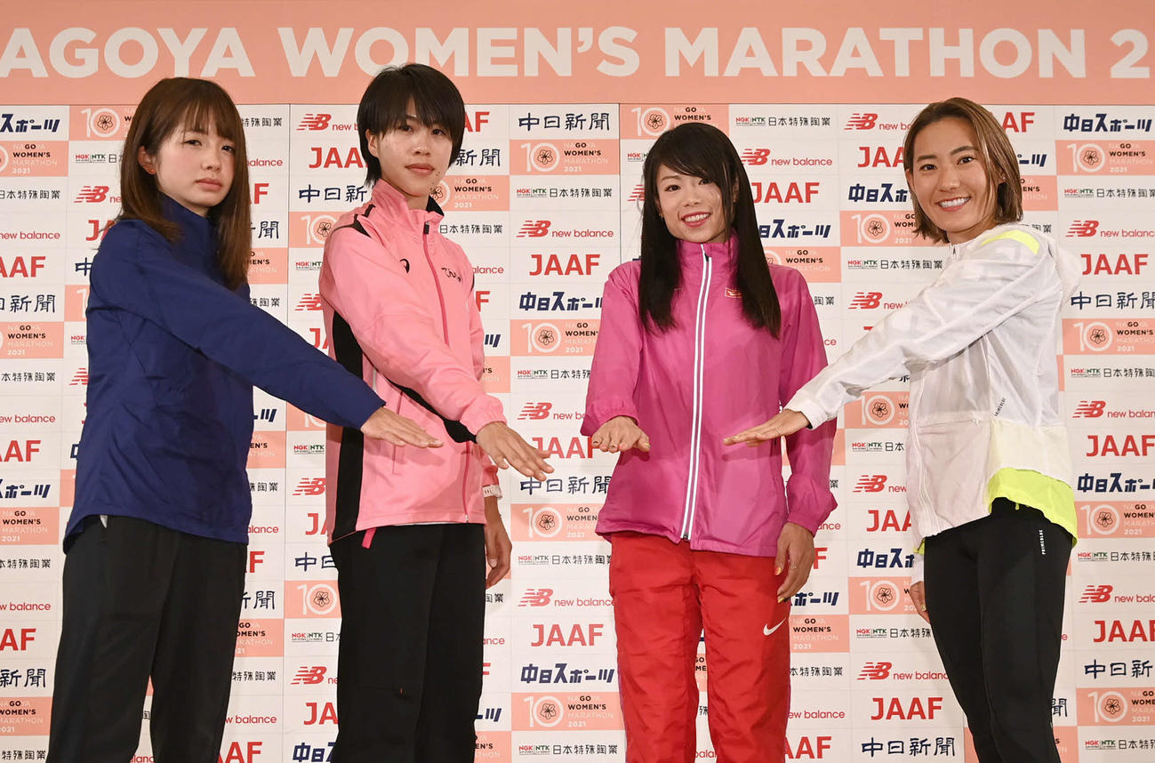 名古屋ウィメンズマラソンを前に、記者会見でポーズをとる、左から佐藤早也伽、小原怜、松田瑞生、岩出玲亜（代表撮影）