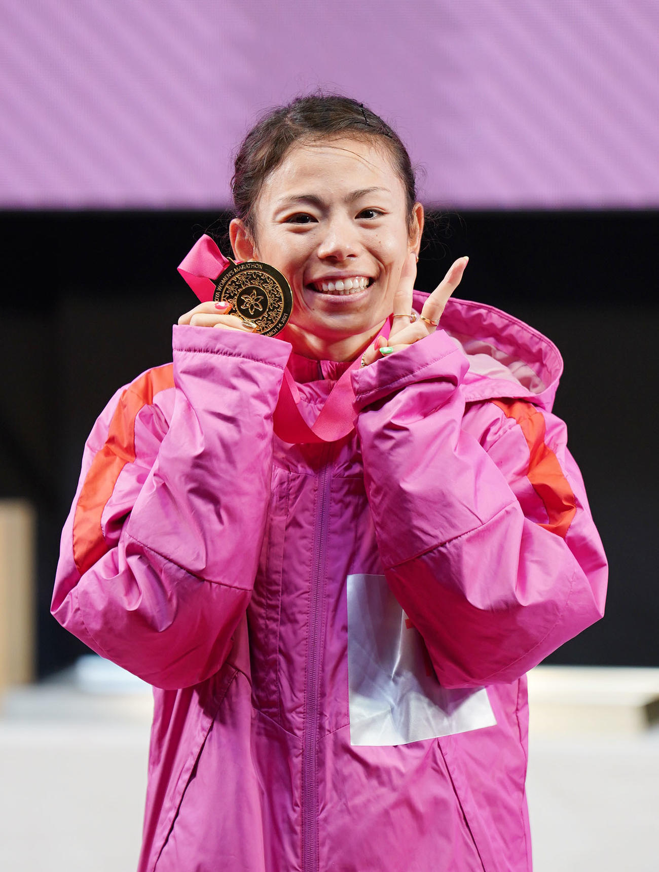 表彰式後、メダルを手に笑顔を見せる1位の松田瑞生（撮影・森本幸一）