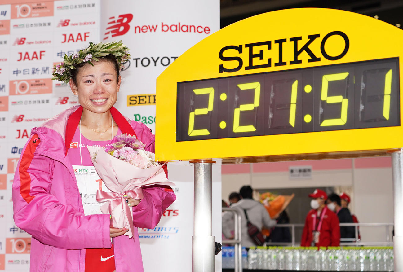 2時間21分51秒で優勝し、笑顔を見せる松田（撮影・森本幸一）