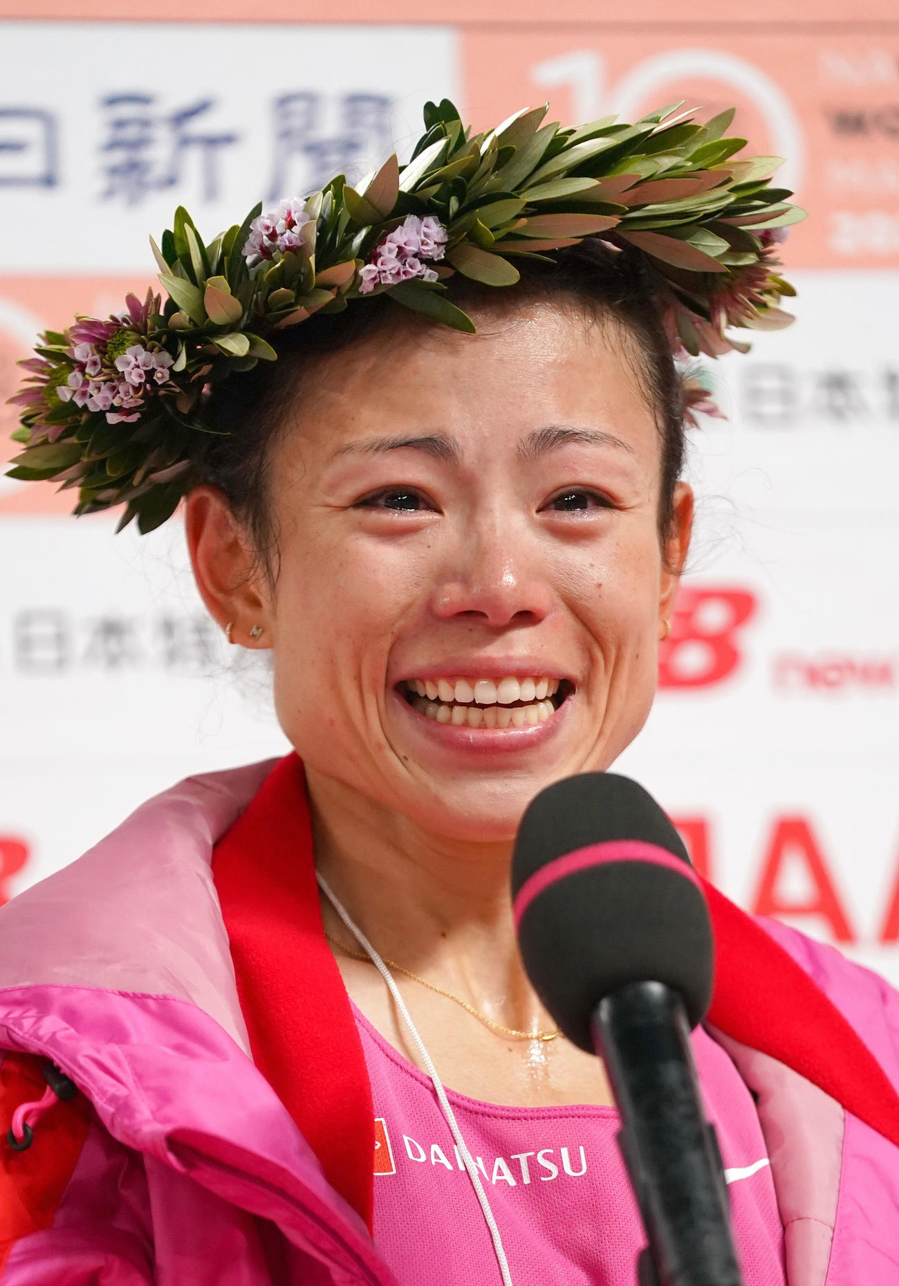 名古屋ウィメンズマラソンで優勝し、笑顔でインタビューに答える松田瑞生（代表撮影）