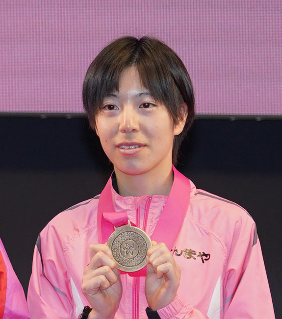 3位の銅メダルを手にする松下菜摘（撮影・森本幸一）