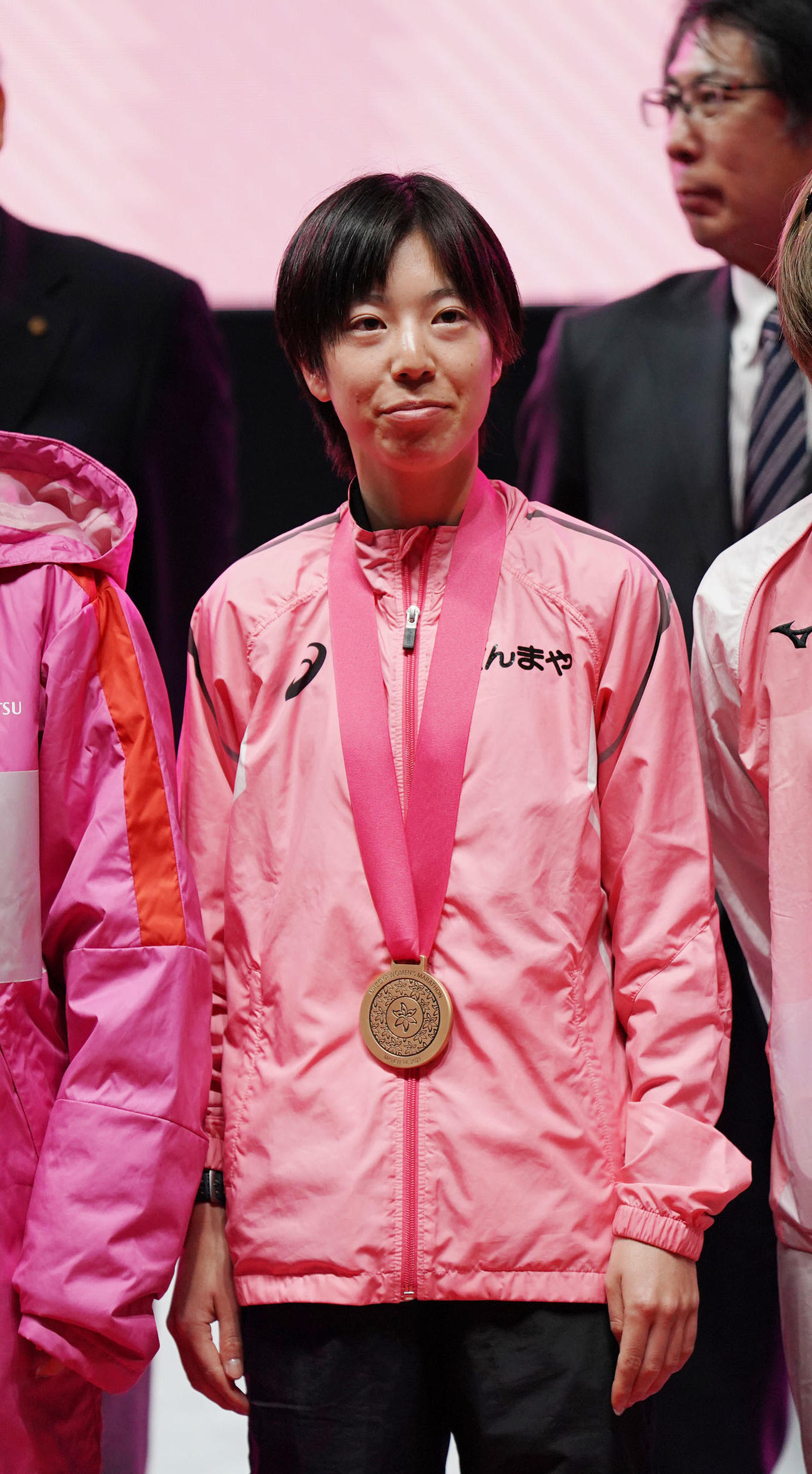 3位の銅メダルを胸にする松下菜摘（撮影・森本幸一）