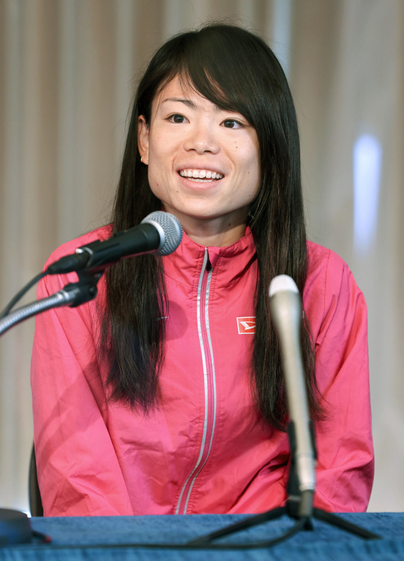 名古屋ウィメンズマラソンの優勝から一夜明け、笑顔で記者会見する松田瑞生（代表撮影）（共同）