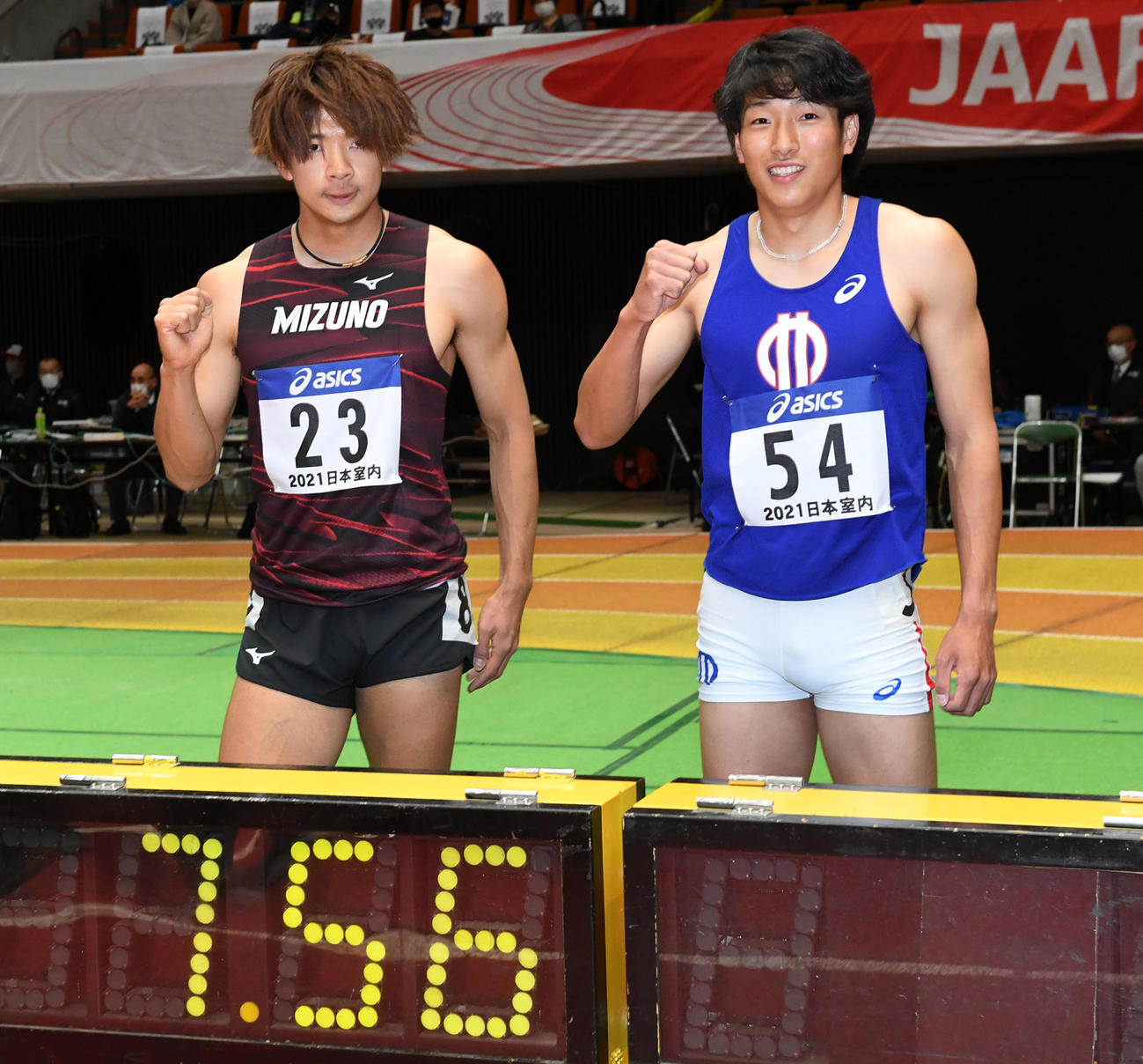 男子60メートル障害予選で室内日本記録をマークした金井大旺（左）泉谷駿介（撮影・前岡正明）