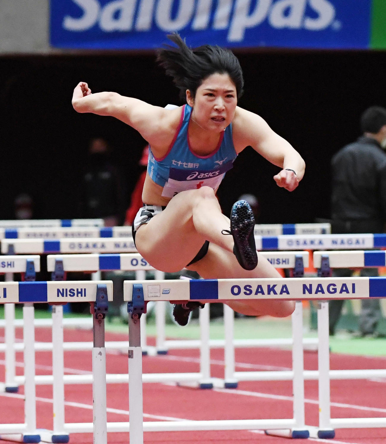 日本室内陸上競技大阪大会　女子60メートル障害決勝で、予選に続いて室内日本新記録をマークした青木益未（撮影・前岡正明）