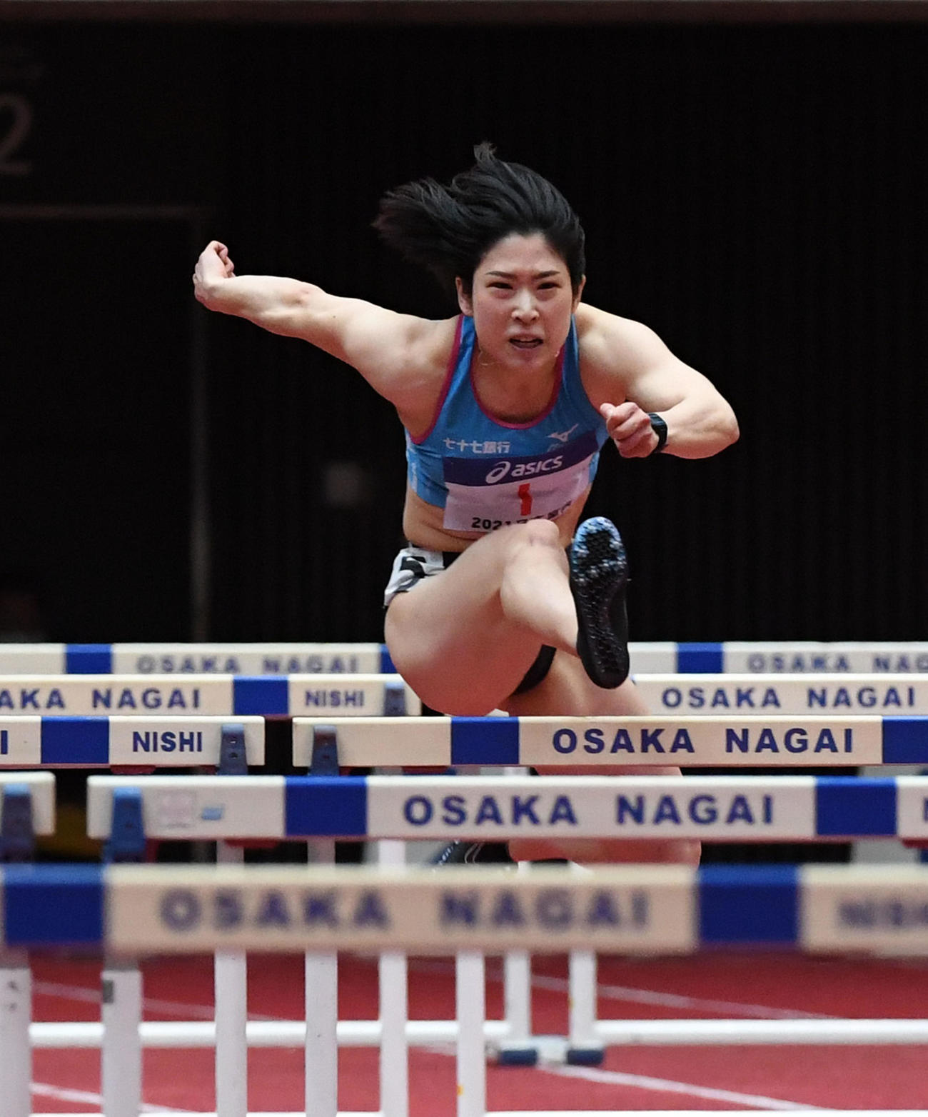 女子60メートル障害決勝で、予選に続いて室内日本新記録をマークした青木益未（撮影・前岡正明）
