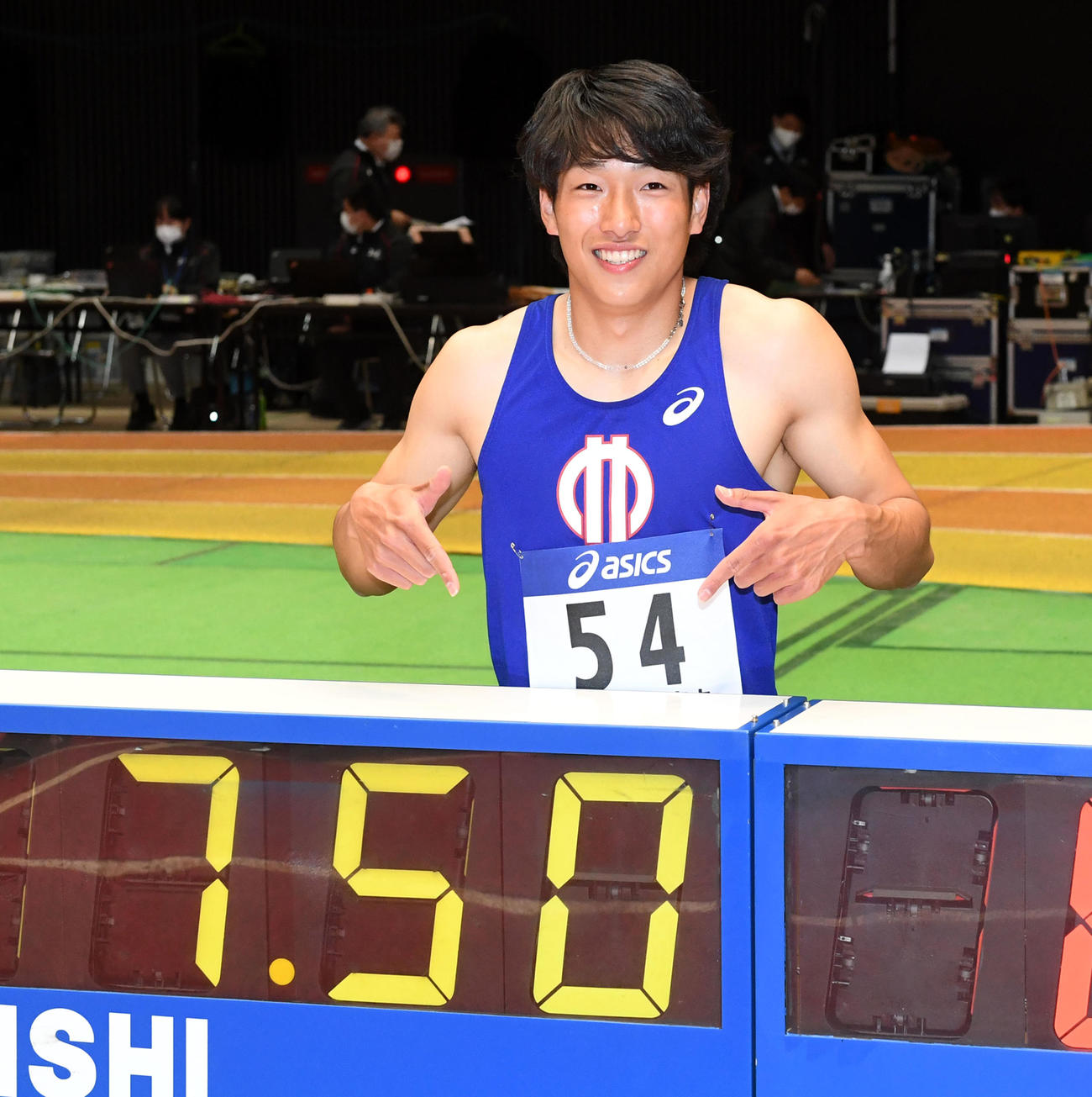 男子60メートル障害決勝で室内日本記録をマーク、掲示板の前で笑顔を見せる泉谷駿介（撮影・前岡正明）