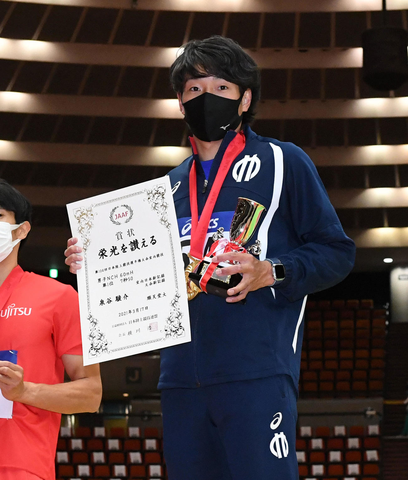 男子60メートル障害決勝で、予選に続いて室内日本新記録をマーク、表彰式で笑顔を見せる泉谷駿介（撮影・前岡正明）