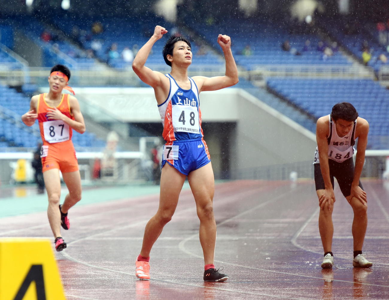 昨年10月、男子4種競技を日本中学新記録で優勝しガッツポーズする上山南中・高橋（中央）