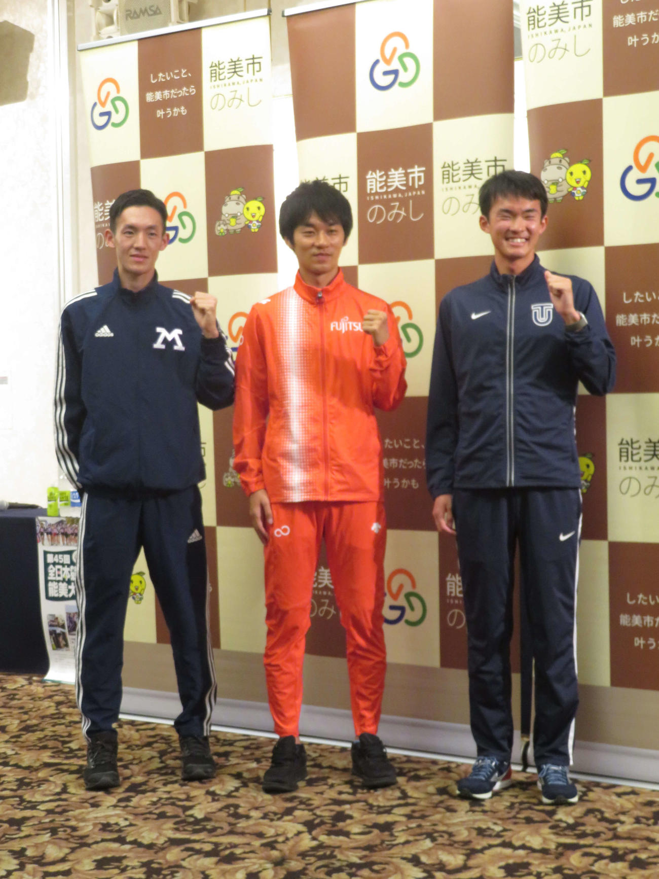 全日本競歩能美大会の会見で笑顔を見せる左から古賀、高橋、川野（撮影・上田悠太）