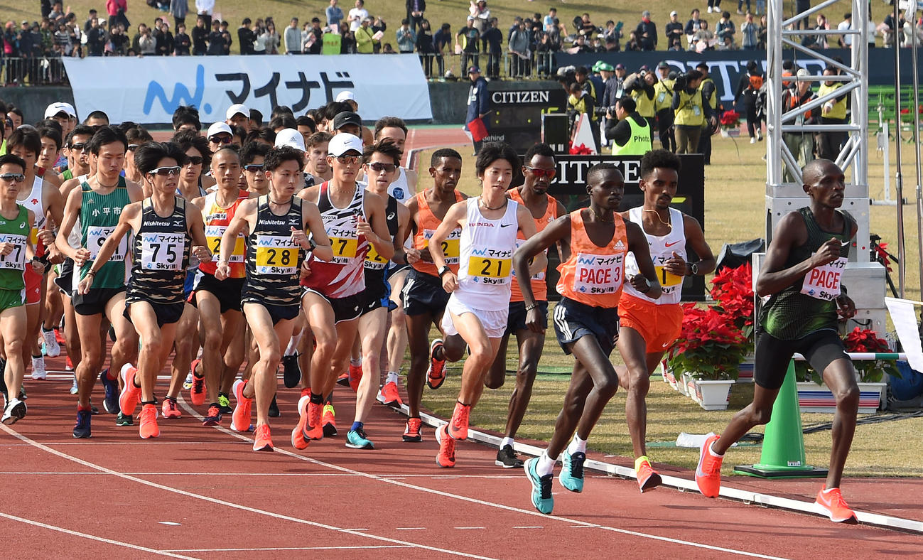福岡国際マラソン　平和台陸上競技場を一斉にスタートする設楽悠太（21）ら選手たち＝2018年12月2日、福岡市・平和台陸上競技場
