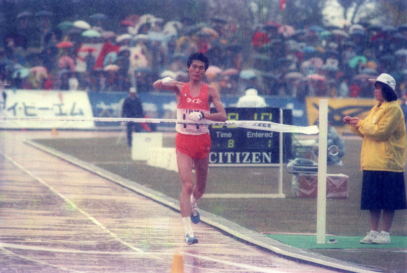 87年、2時間8分18秒で優勝のゴールテープを切る中山竹通