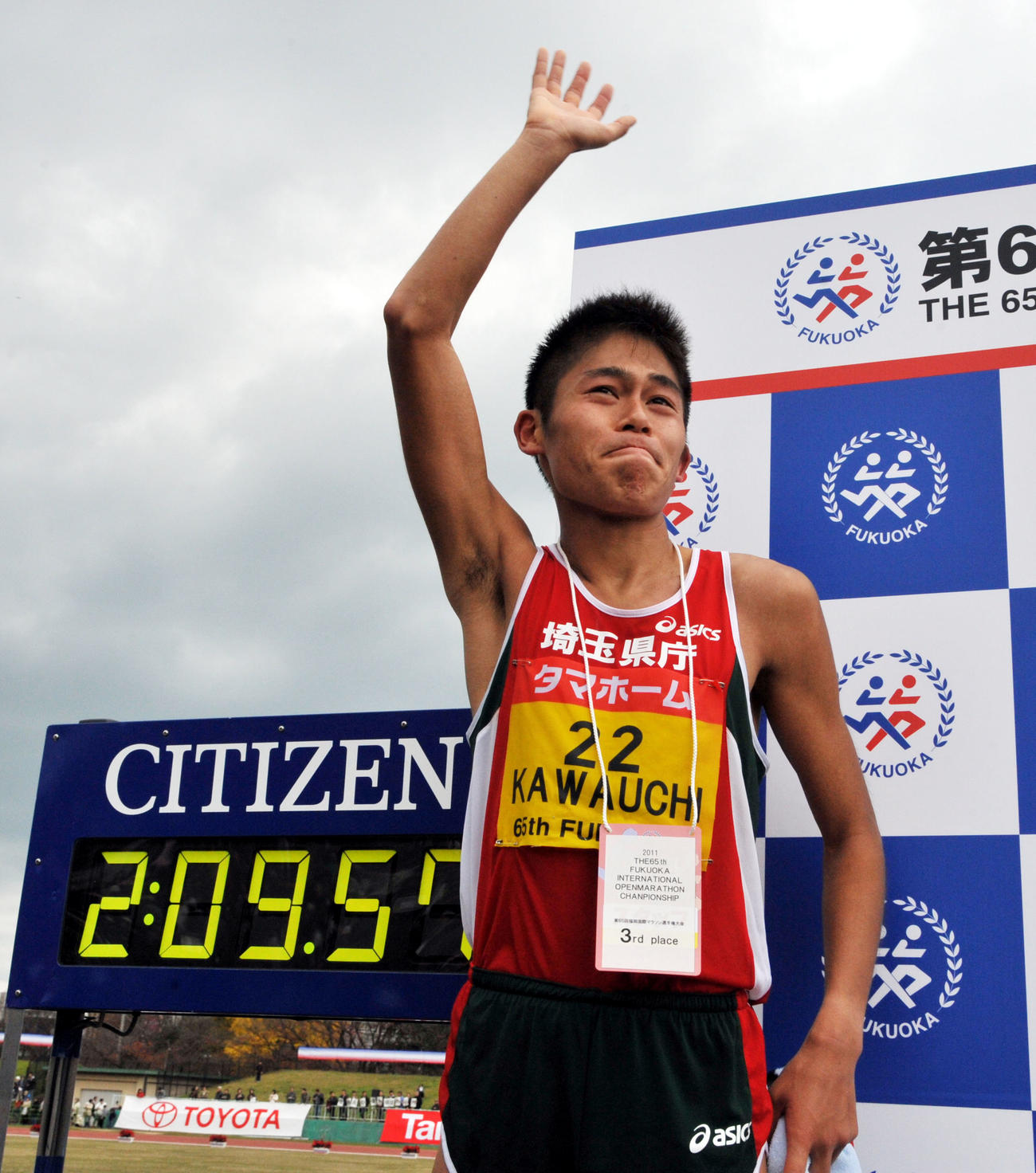 11年、日本人トップの3位に入った川内は、涙をこらえながらファンの声援に手を振って応える