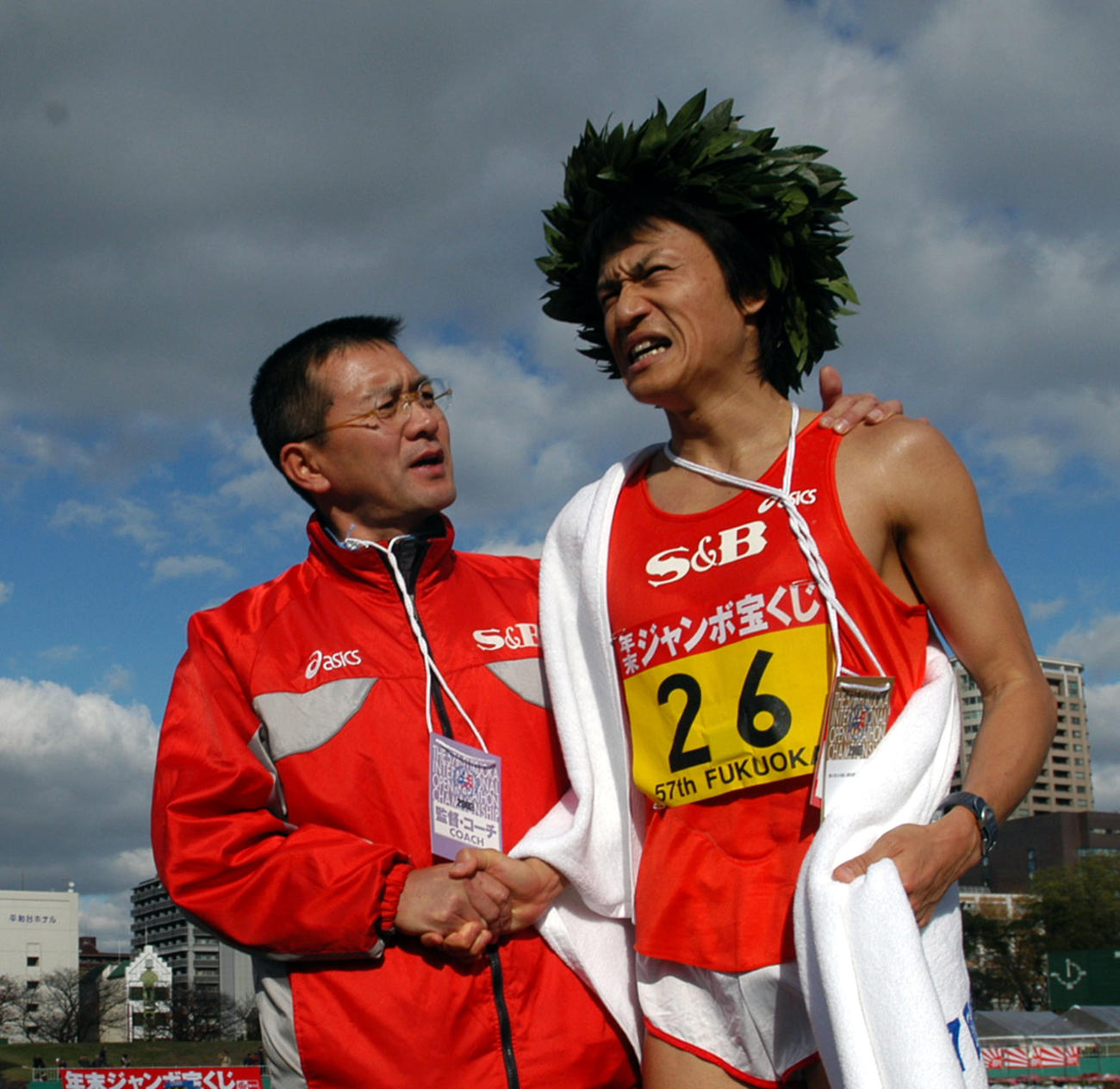 03年、瀬古利彦監督（左）から祝福の握手を受ける国近友昭