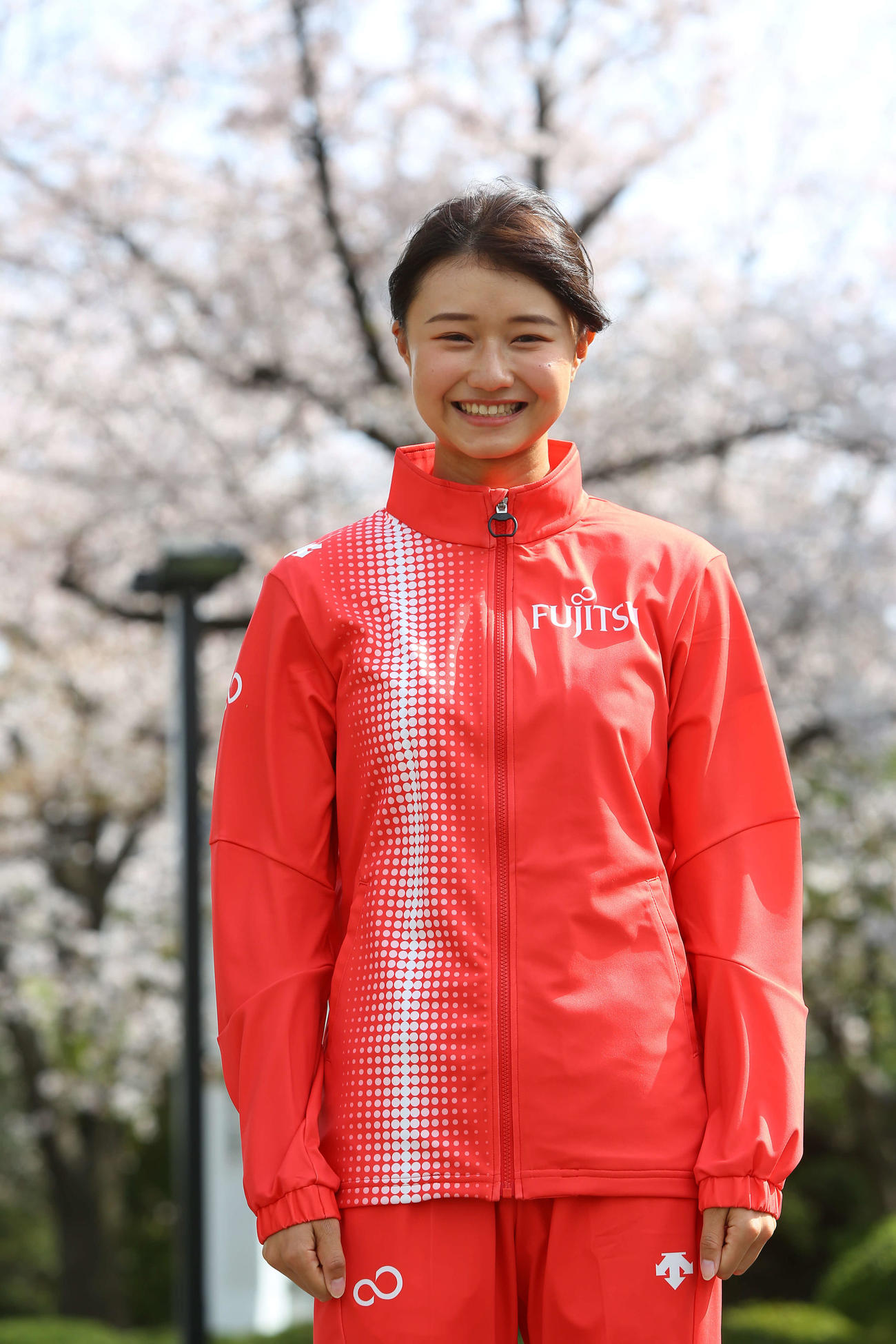 富士通のジャージを着て、笑顔の田中