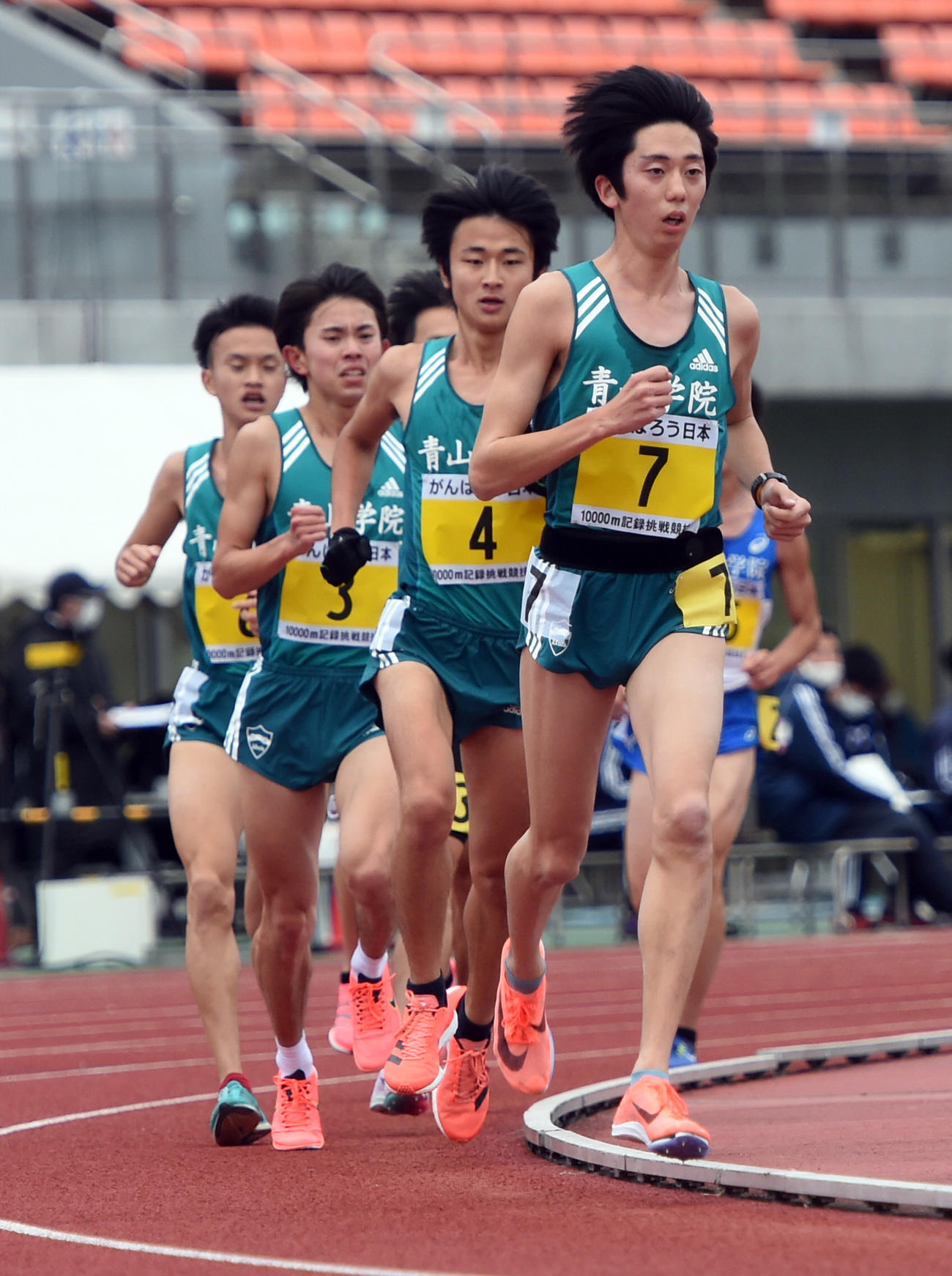 昨年11月の1万メートル記録挑戦競技会で集団を引っ張る青学大・小原（右）（撮影・山田愛斗）