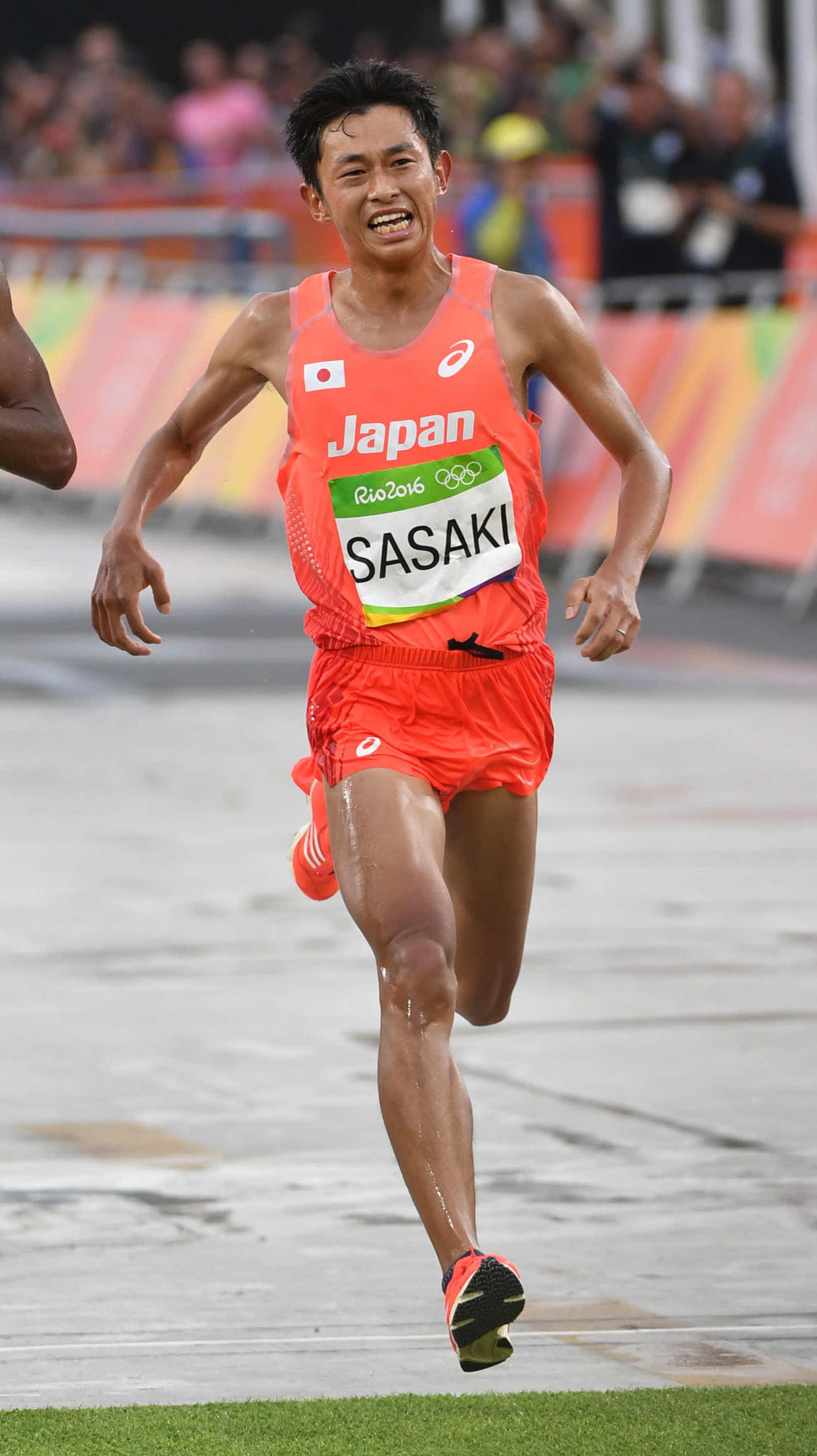 16年8月21日、リオデジャネイロ五輪男子マラソンで、2時間13分57秒の16位でゴールする佐々木（右）（撮影・清水貴仁）