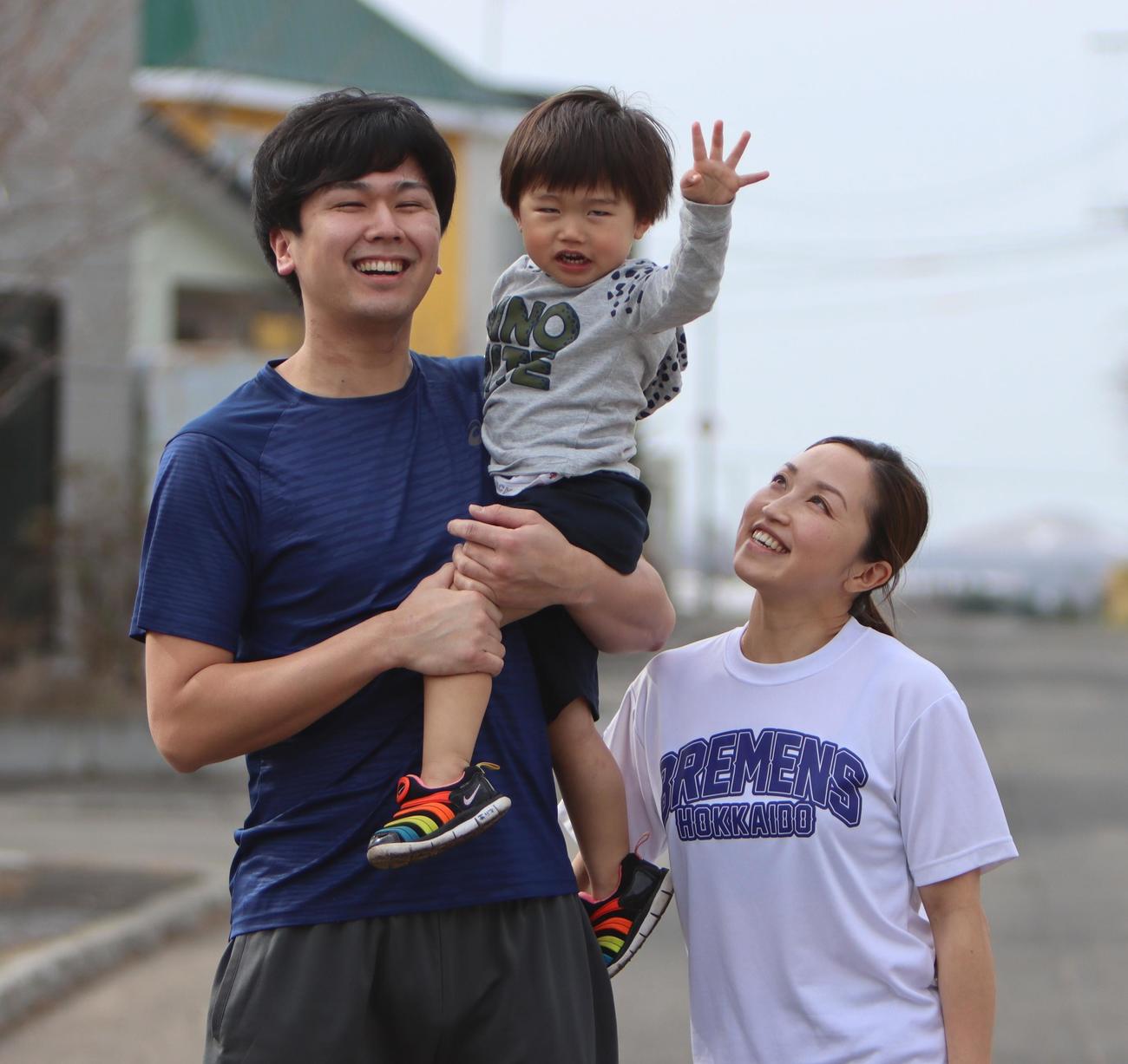 新たなステージにチャレンジする北風沙織（右）と、長男龍星君を抱く夫の和田さん（撮影・奥村晶治）