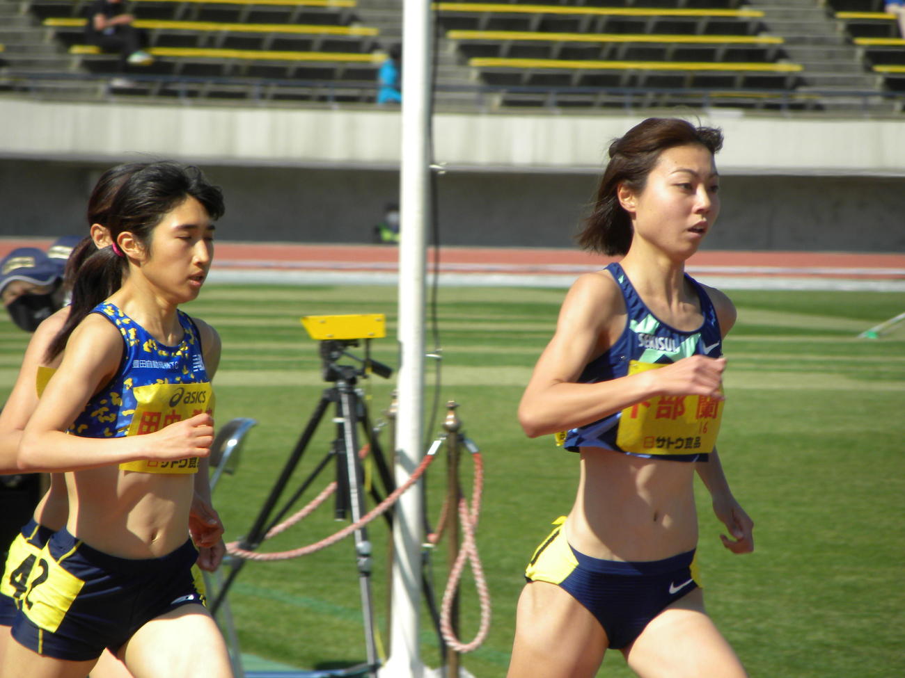 兵庫リレーカーニバル女子1500メートルで卜部蘭（右）を追う田中希実（撮影・松本航）