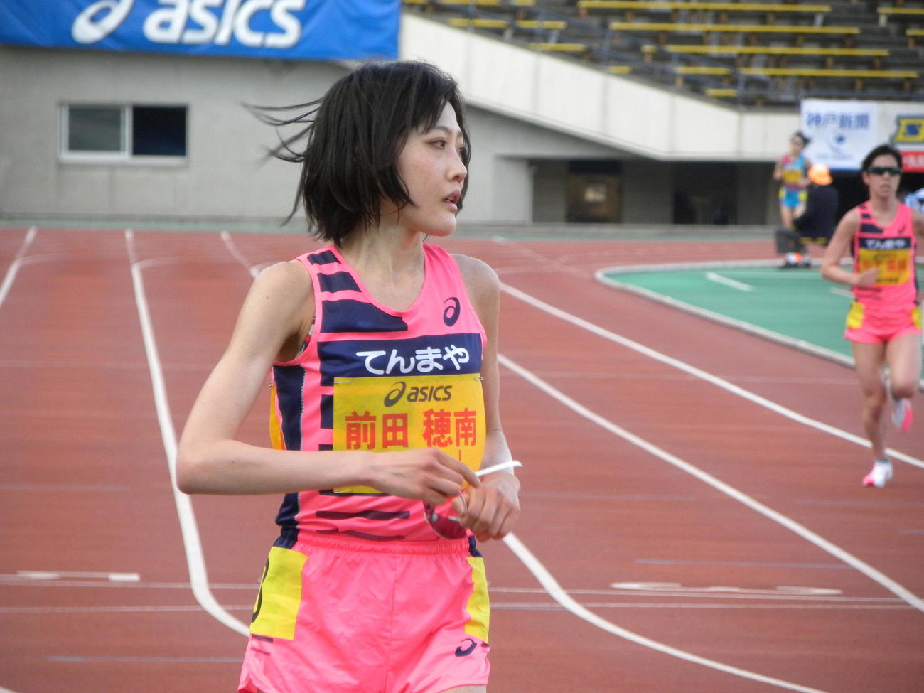 兵庫リレーカーニバル女子1万メートル4位でフィニッシュし、サングラスを外した前田穂南（撮影・松本航）