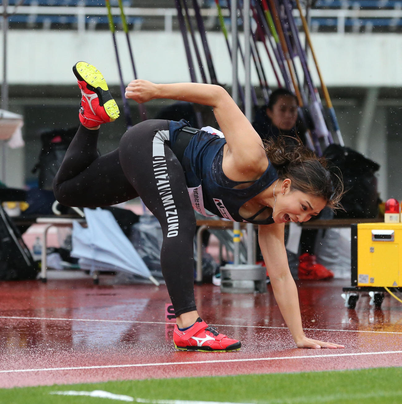 やり投げで優勝した佐藤友佳、やりを投げた後、勢いを手で止める（撮影・梅根麻紀）