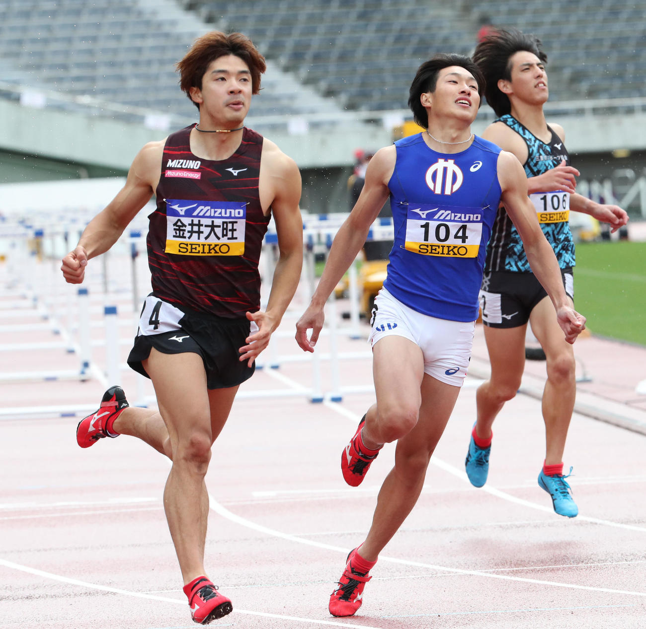 男子110メートル障害　優勝した金井（左）（撮影・梅根麻紀）