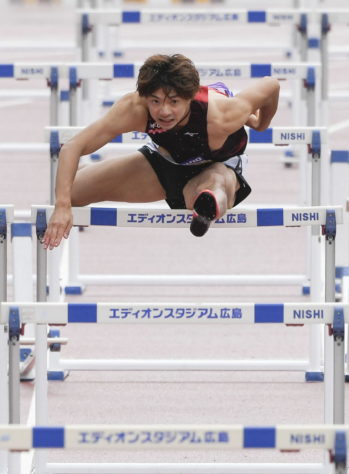 男子100メートル障害　13秒16の日本新記録で優勝した金井大旺（共同）