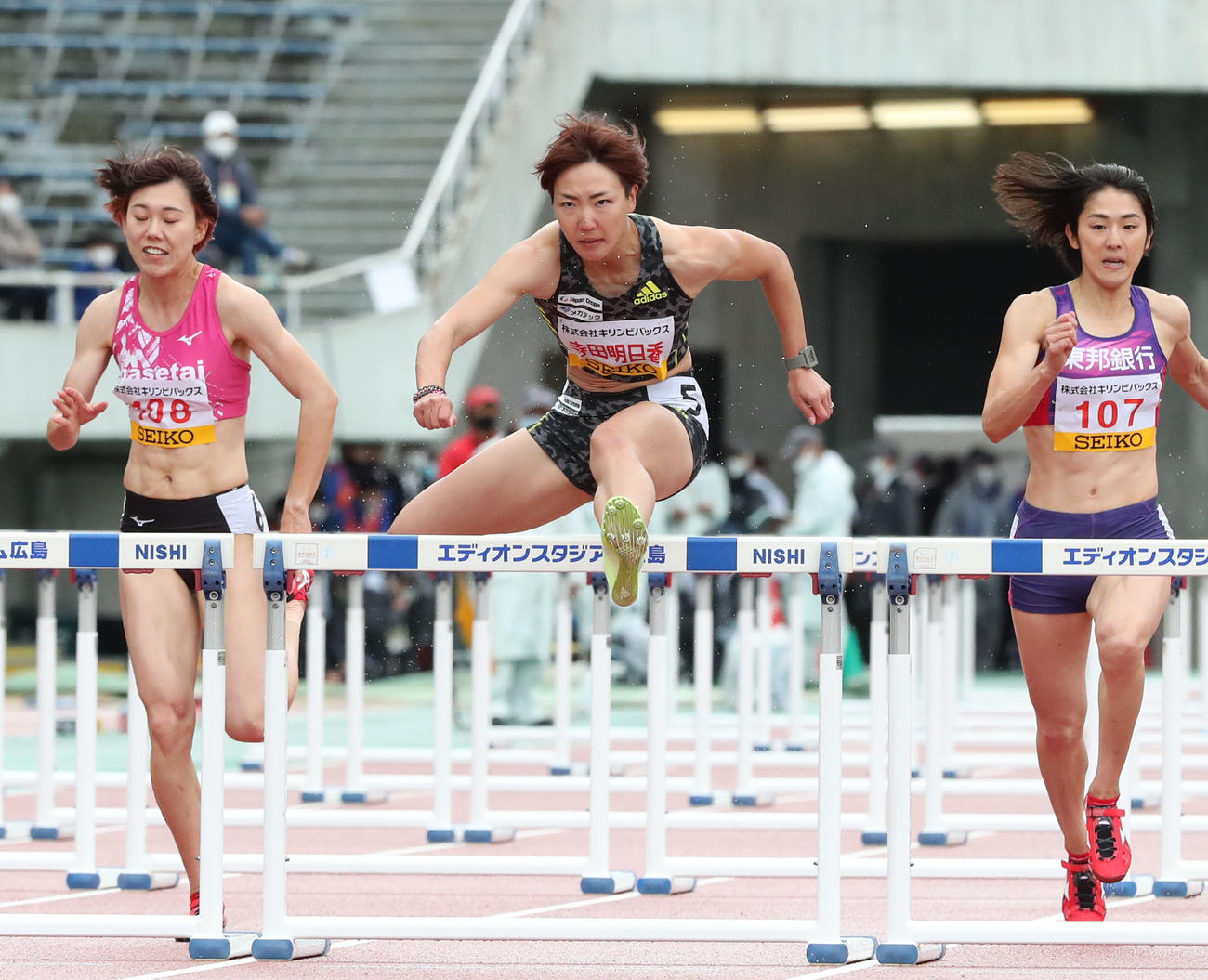 女子100メートルハードル　日本新記録で優勝した寺田明日香（中央）（撮影・梅根麻紀）
